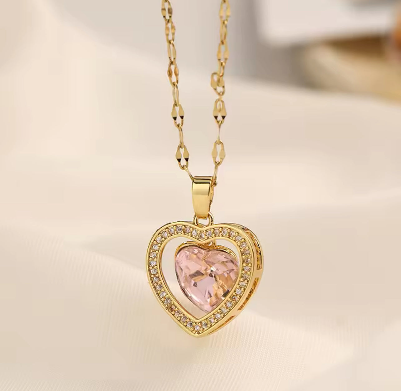 Collar con dije de corazón y piedra rosada en acero inoxidable Dorado