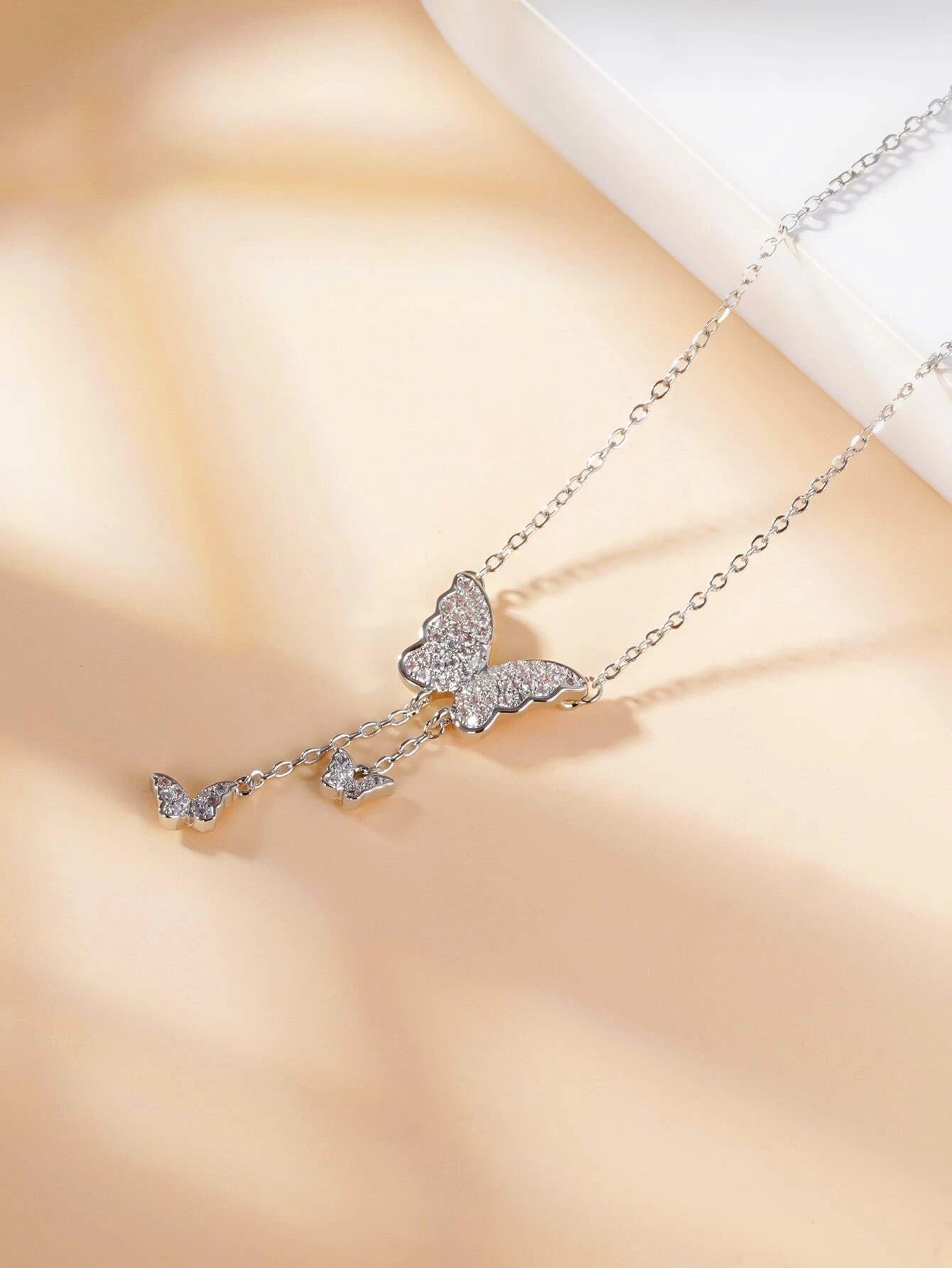 Collar con dije de mariposa en acero inoxidable Plateado