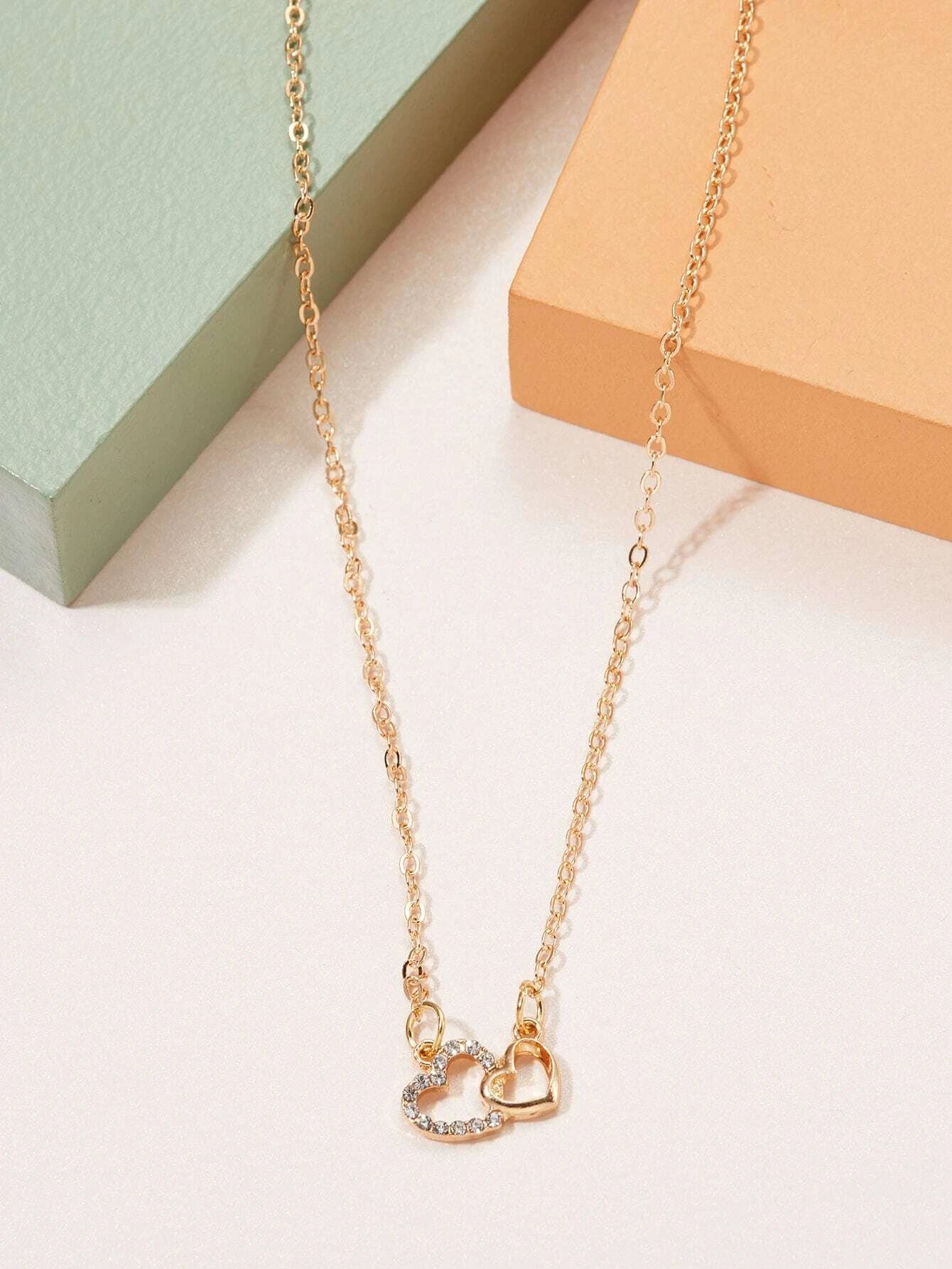 Collar con doble dije de corazón dorado