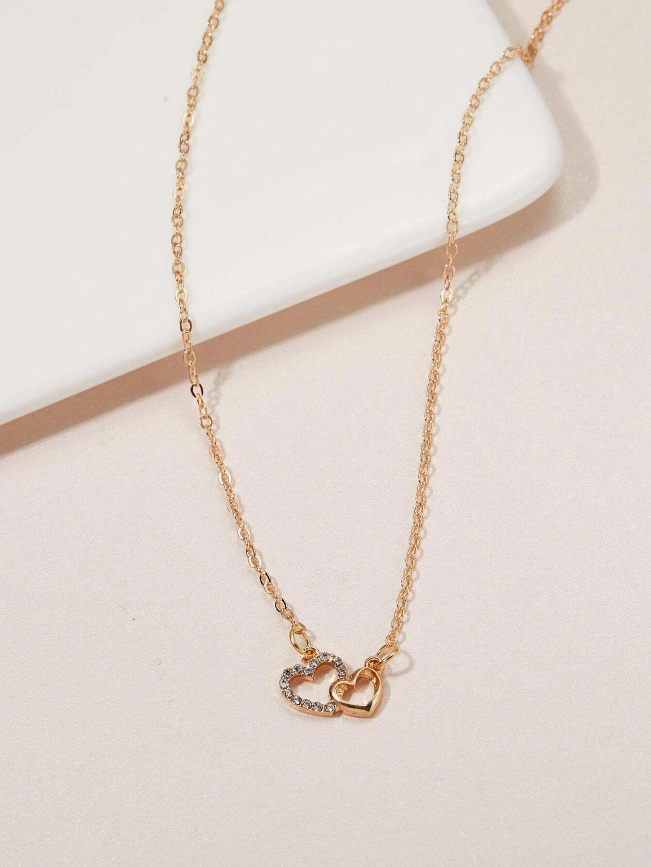 Collar con doble dije de corazón dorado
