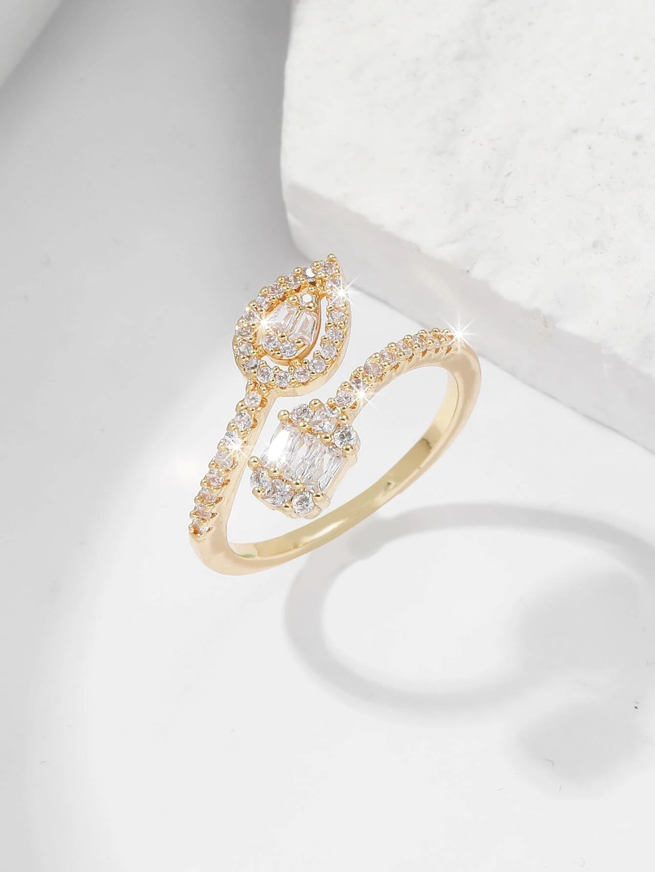Anillo dorado con circonio ajustable
