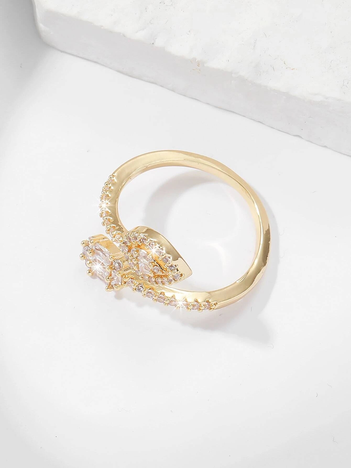 Anillo dorado con circonio ajustable