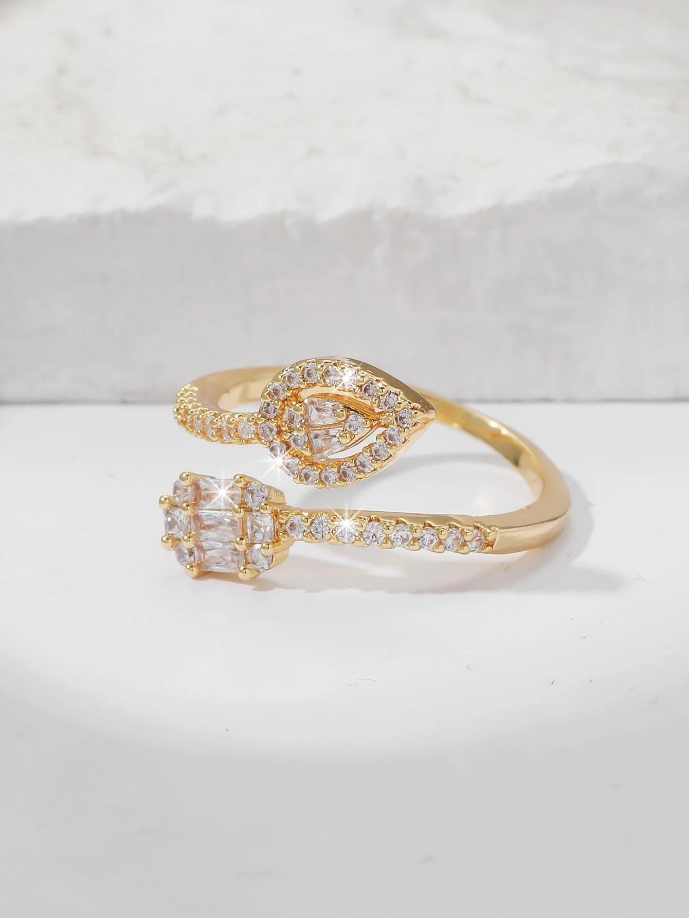 Anillo dorado con circonio ajustable