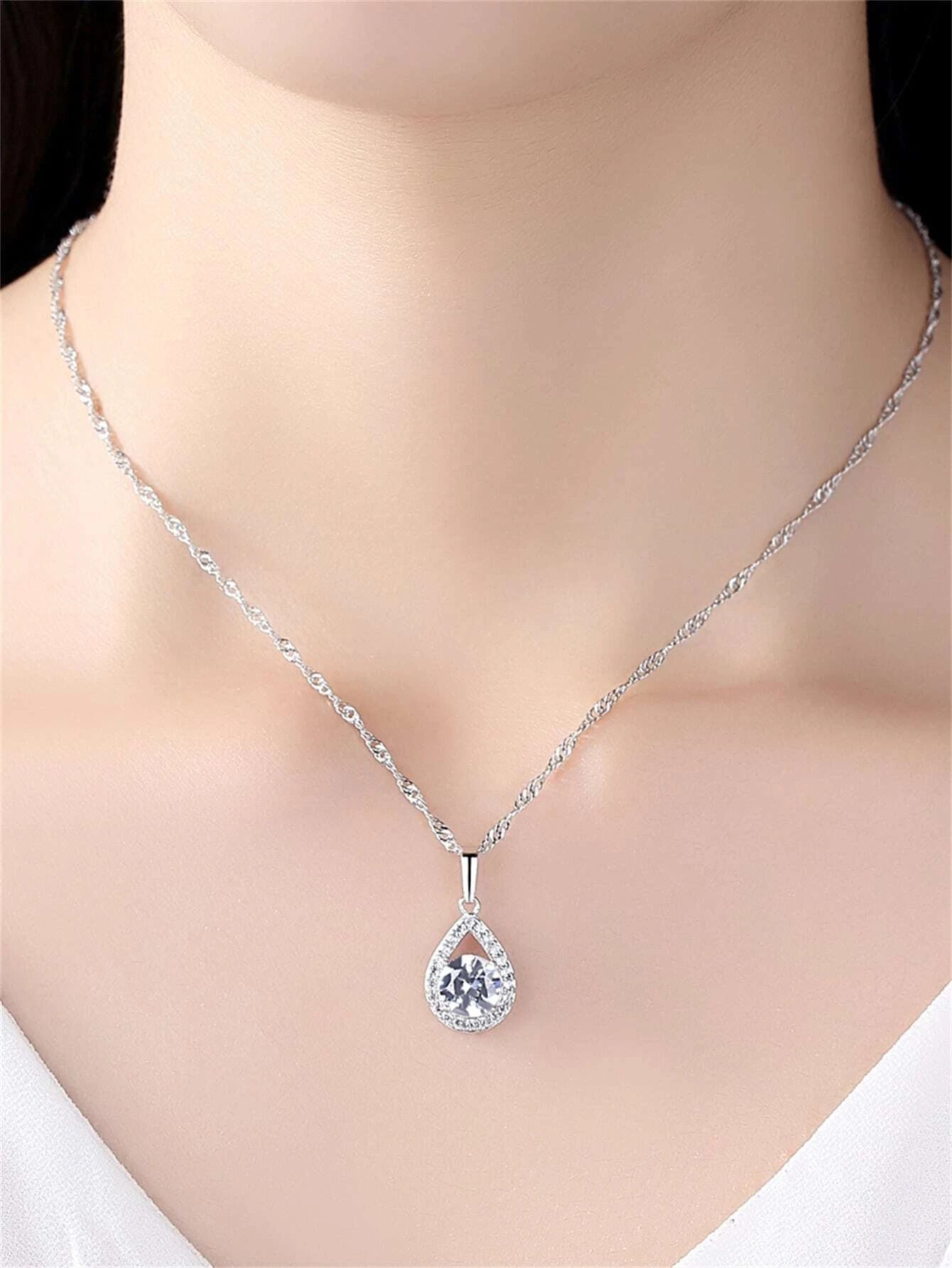 Collar minimalista con dije de circonio plateado Karla