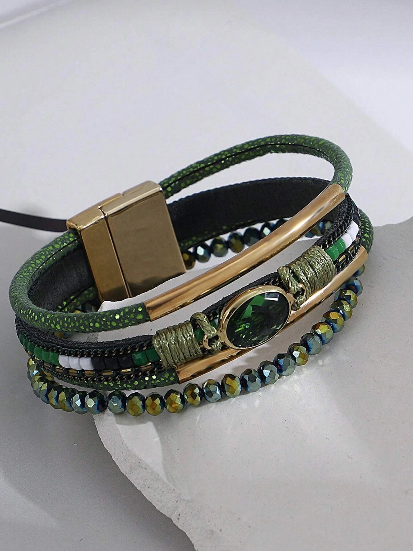 Brazalete a capas verde con piedra hematita y jade