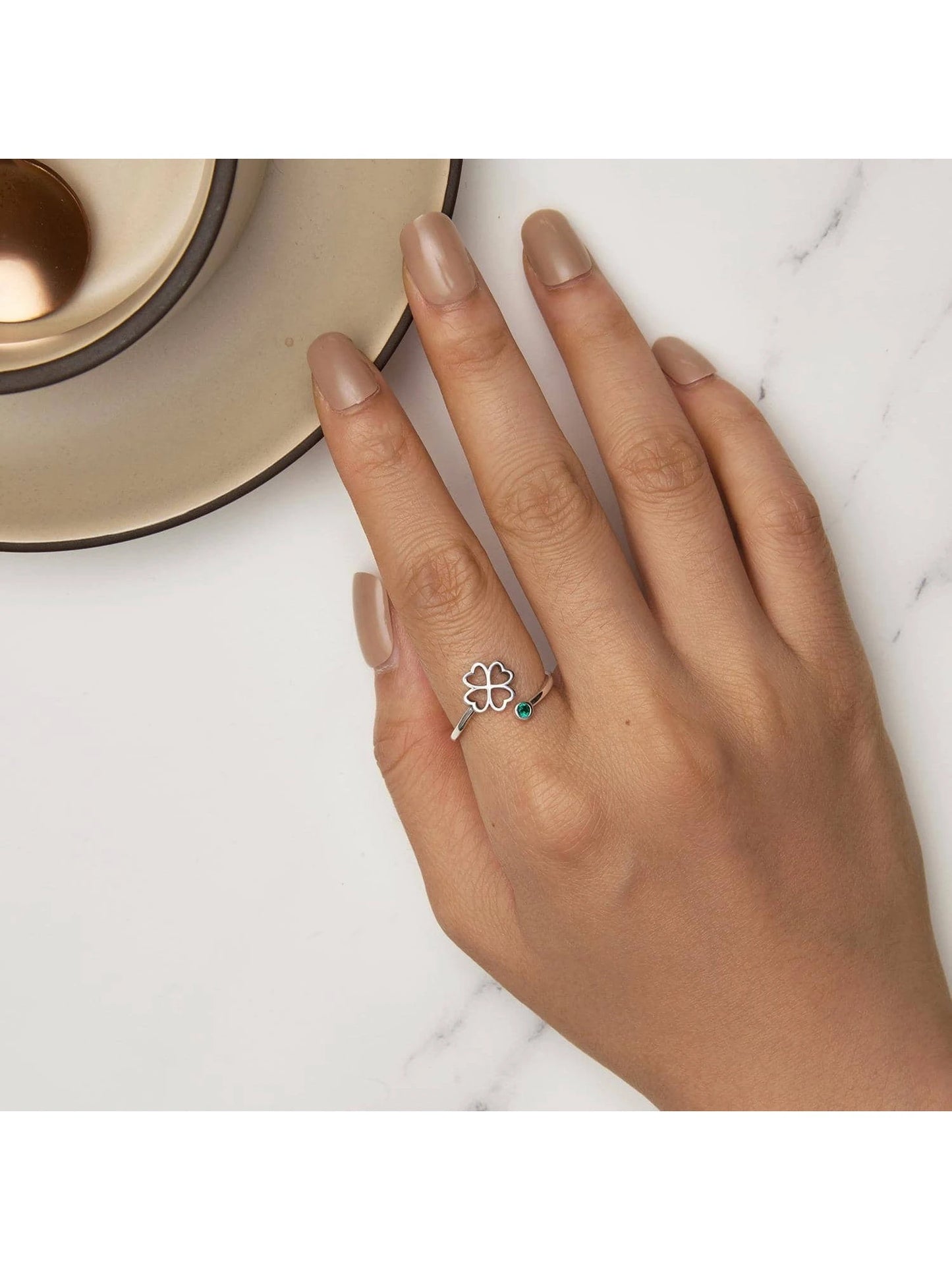 Anillo ajustable en plata 925 con detalle de hojas
