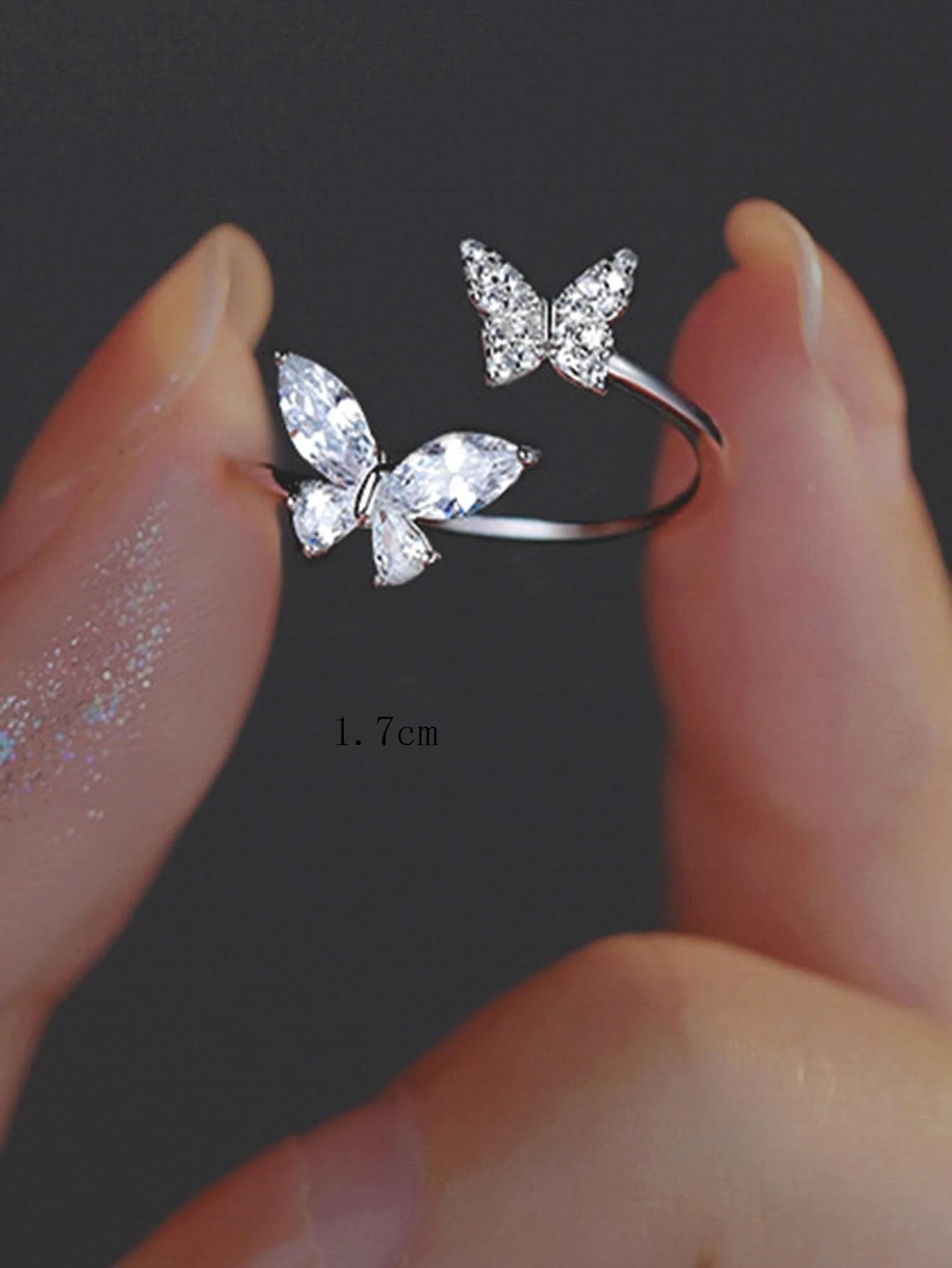 Anillo minimalista ajustable con detalles de mariposa en acero inoxidable