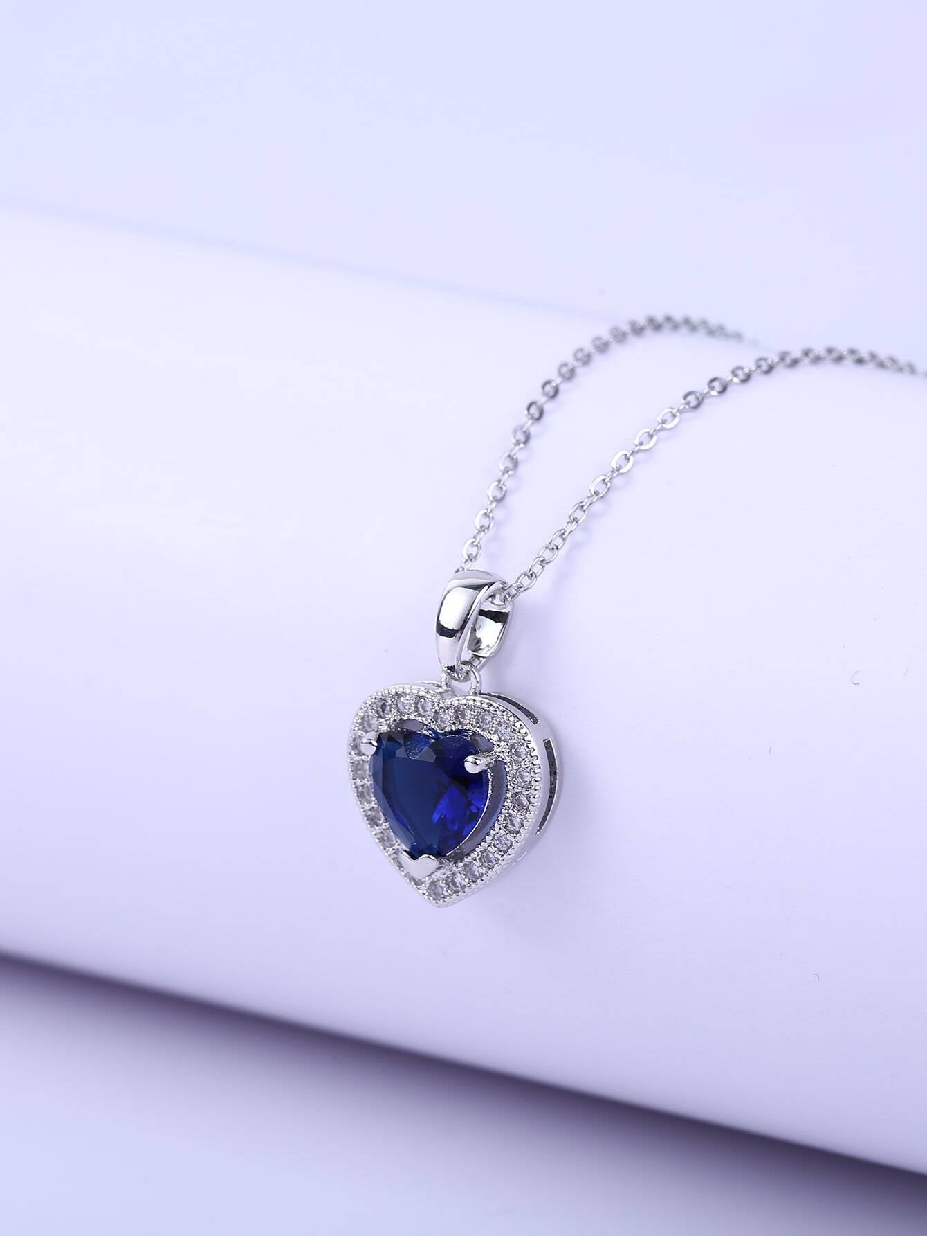 Collar con dije de corazón y piedra azul en acero inoxidable plateado