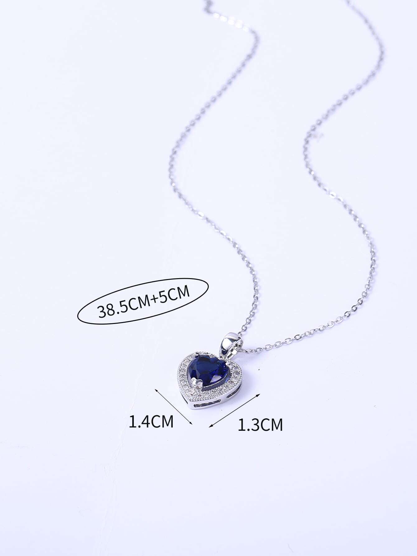 Collar con dije de corazón y piedra azul en acero inoxidable plateado