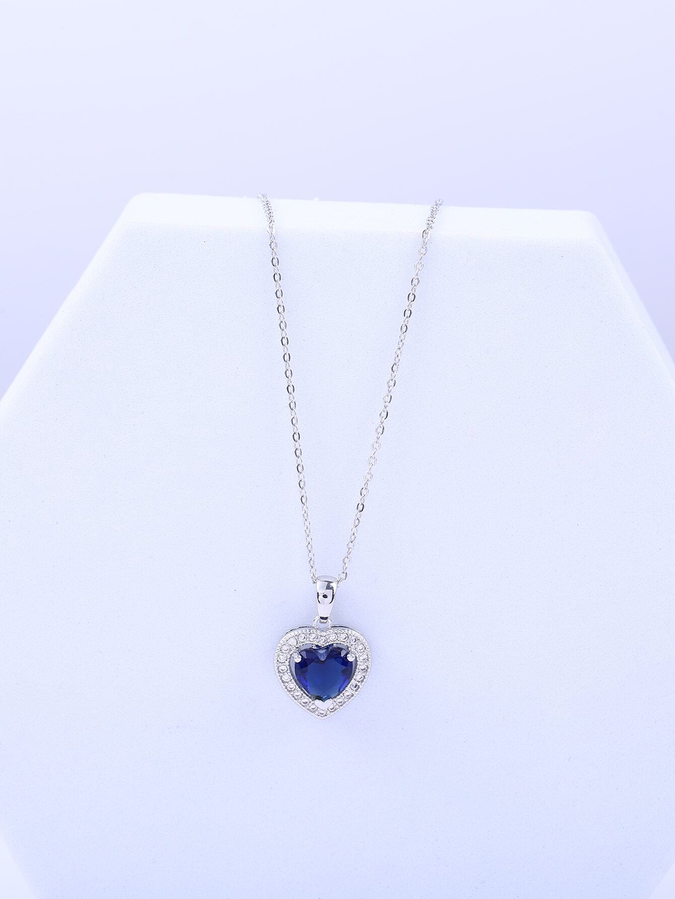 Collar con dije de corazón y piedra azul en acero inoxidable plateado