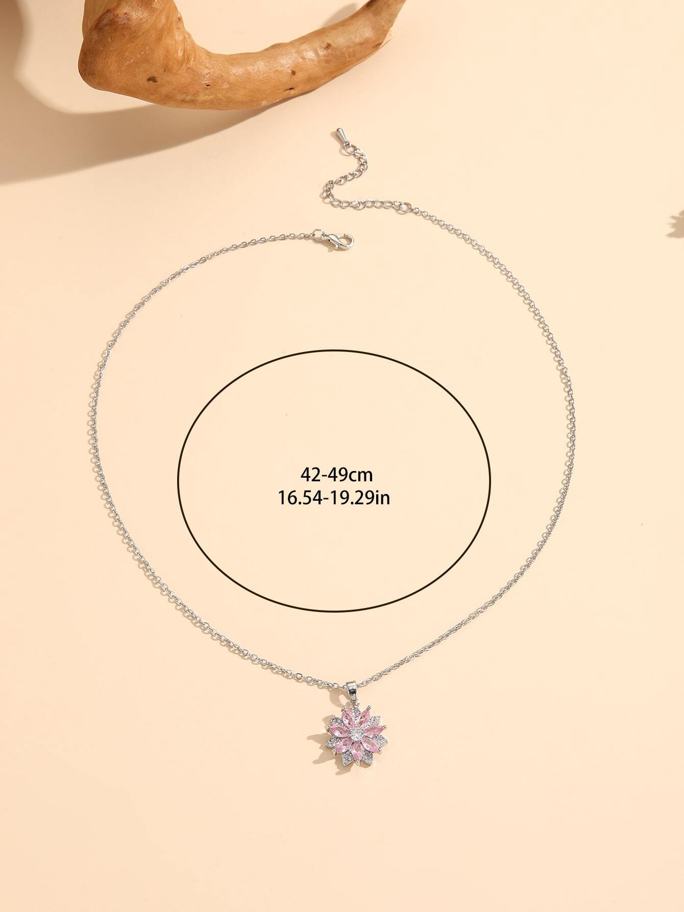 Collar plateado con dije de flor y piedra amatista