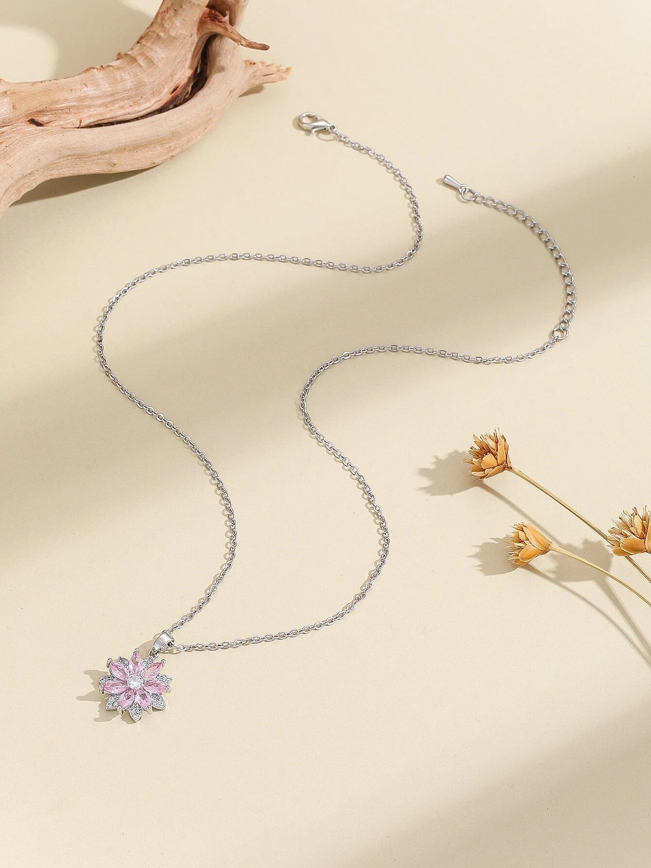 Collar plateado con dije de flor y piedra amatista