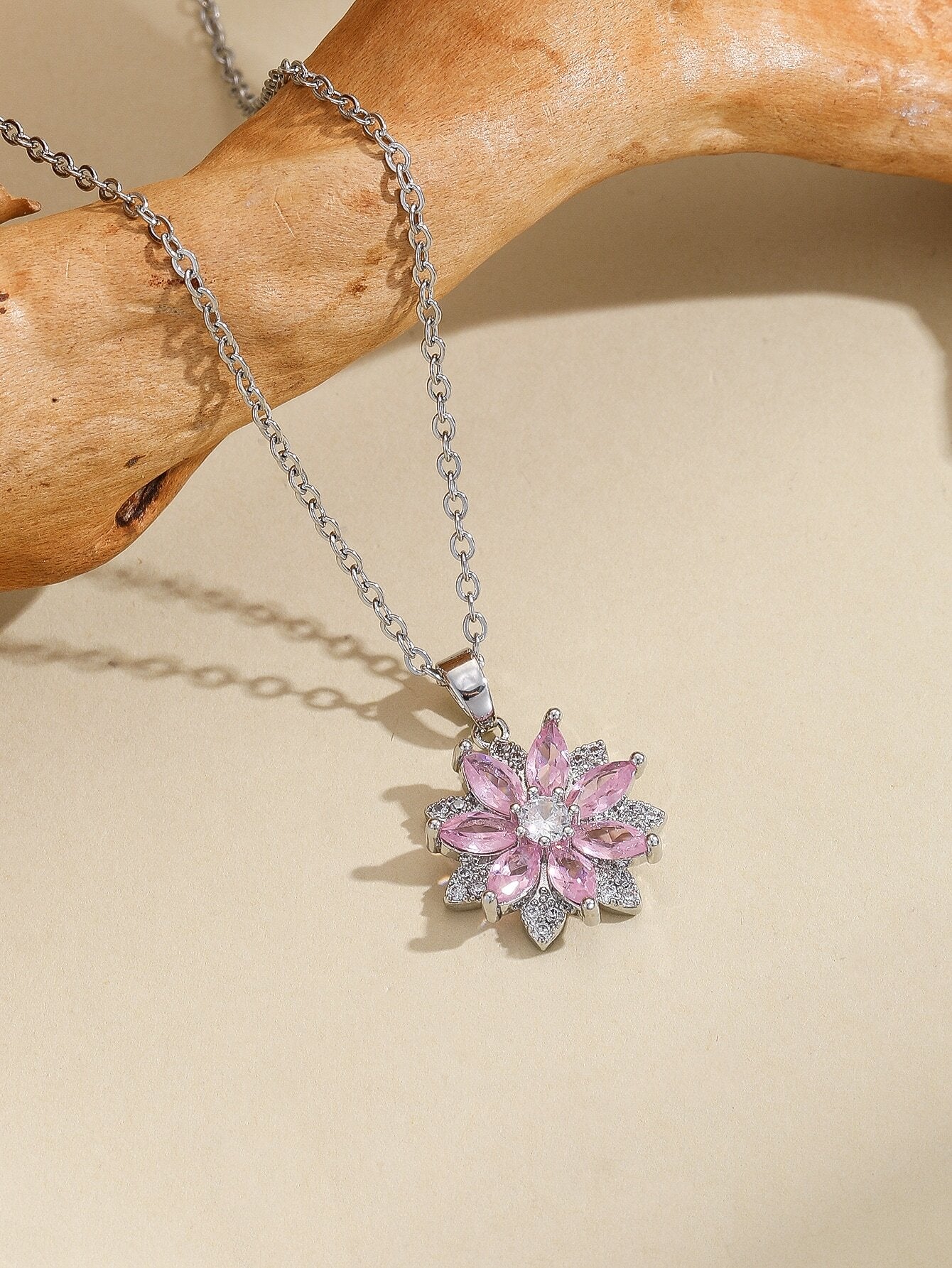 Collar plateado con dije de flor y piedra amatista