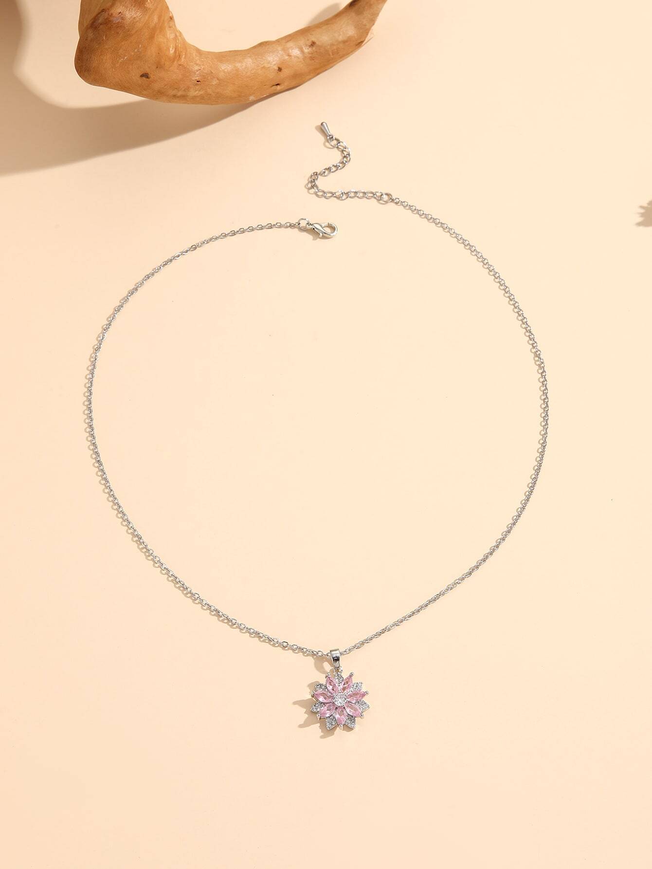 Collar plateado con dije de flor y piedra amatista