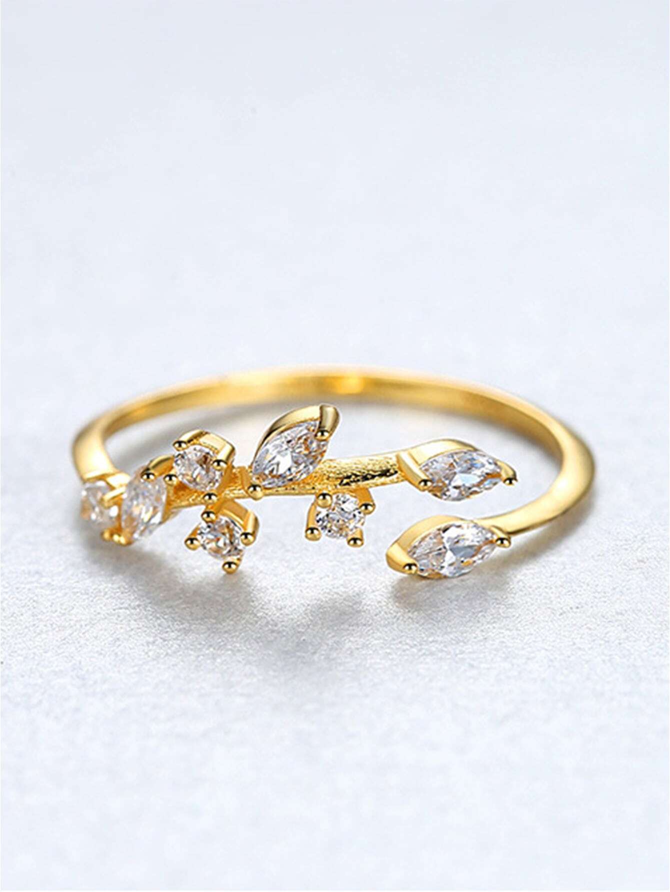 Anillo en plata 925 dorado con hojas y piedras