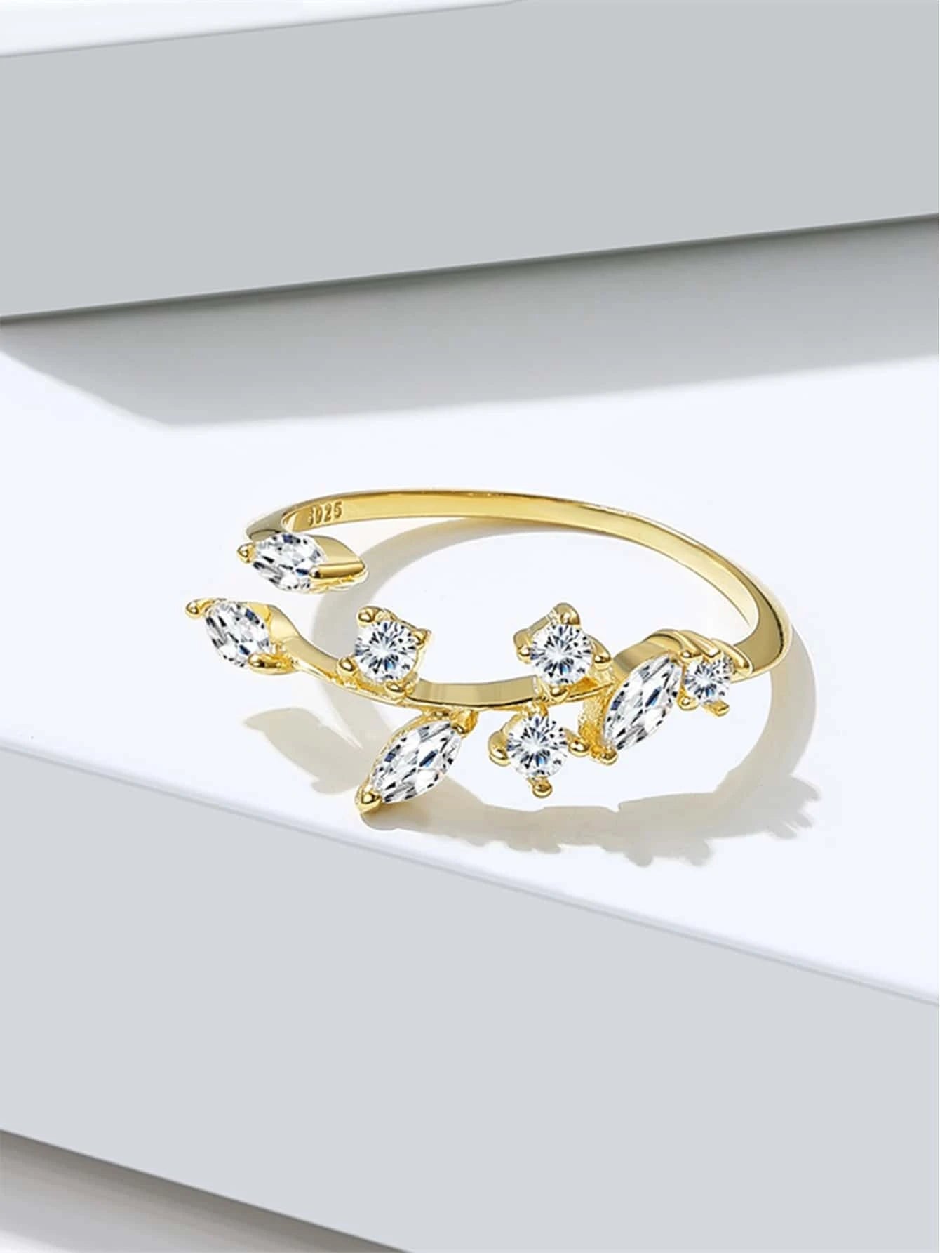 Anillo en plata 925 dorado con hojas y piedras