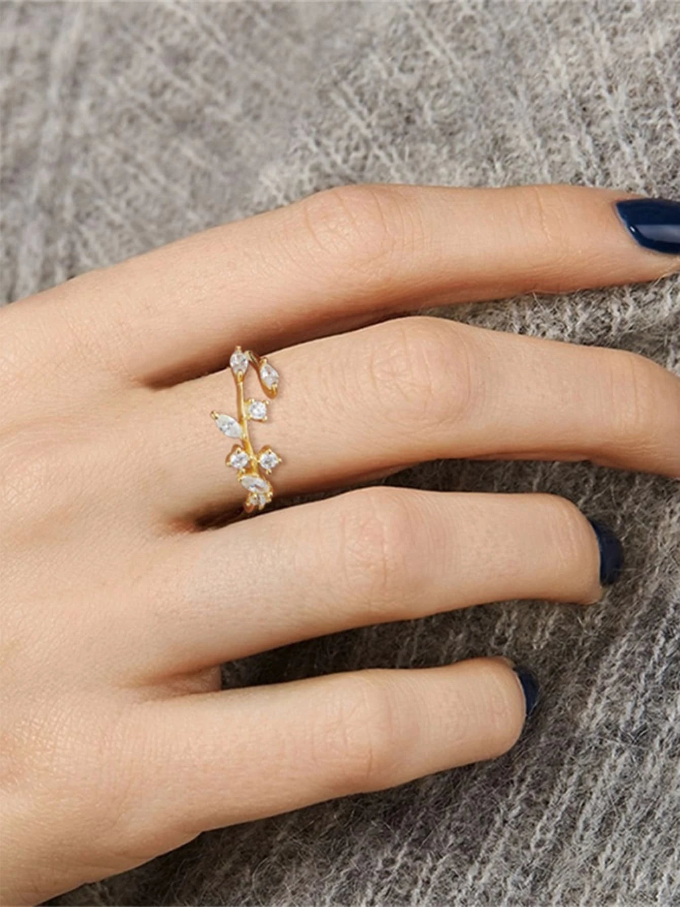 Anillo en plata 925 dorado con hojas y piedras