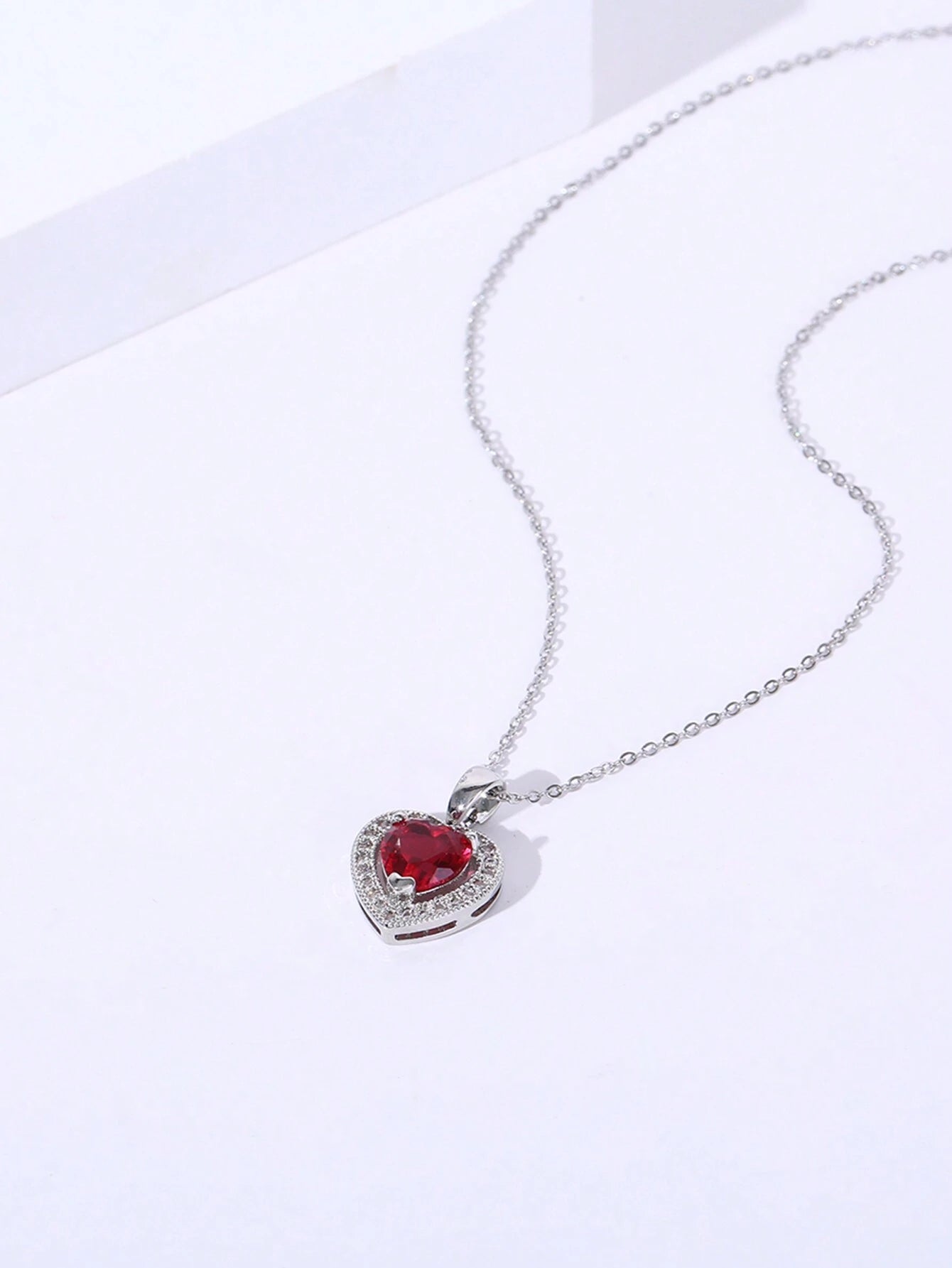 Collar con dije de corazón y piedra roja en acero inoxidable plateado