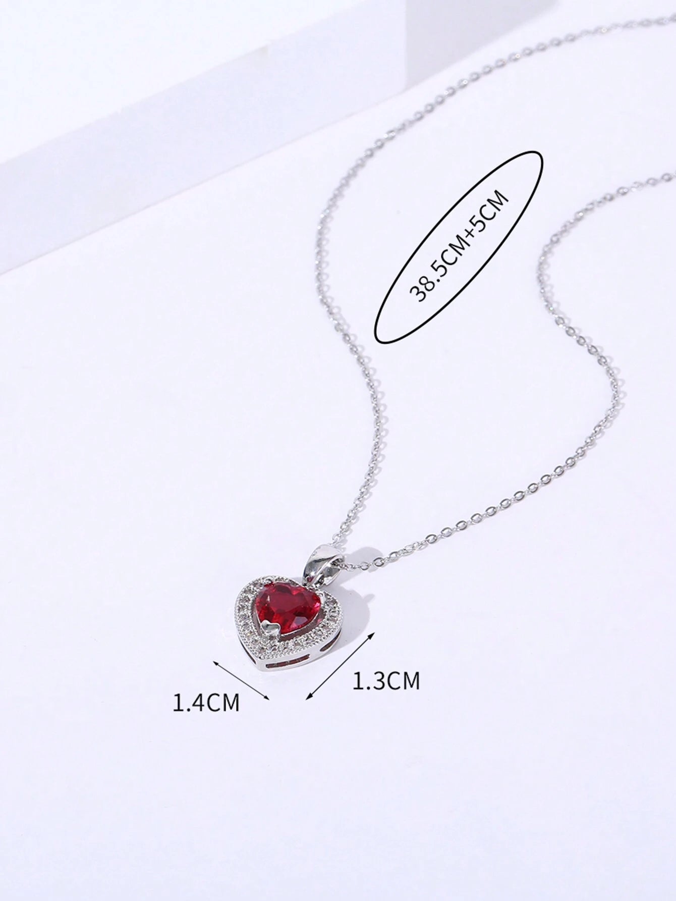 Collar con dije de corazón y piedra roja en acero inoxidable plateado