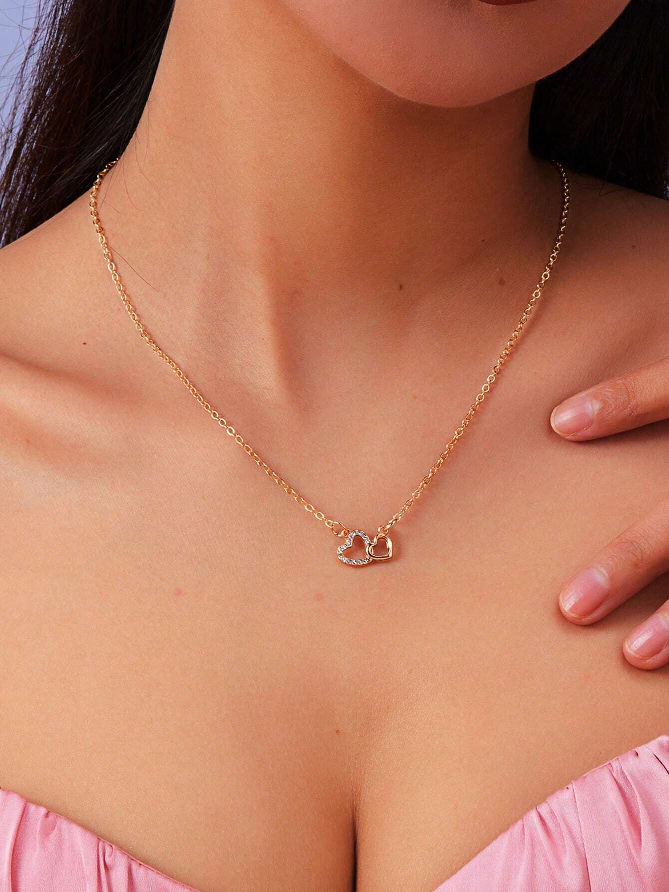 Collar con doble dije de corazón dorado