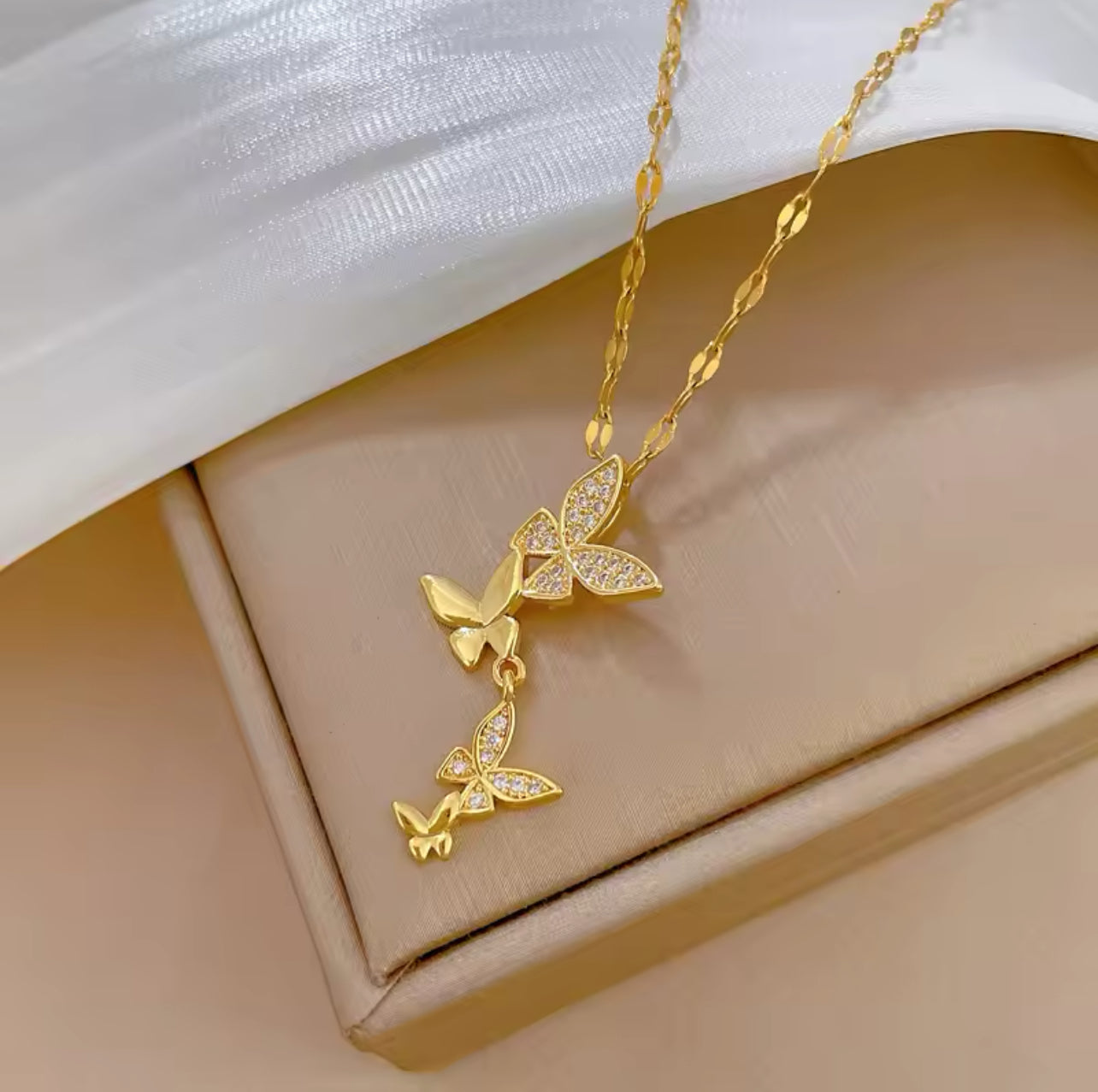 Collar dorado baño de oro 18k mariposa