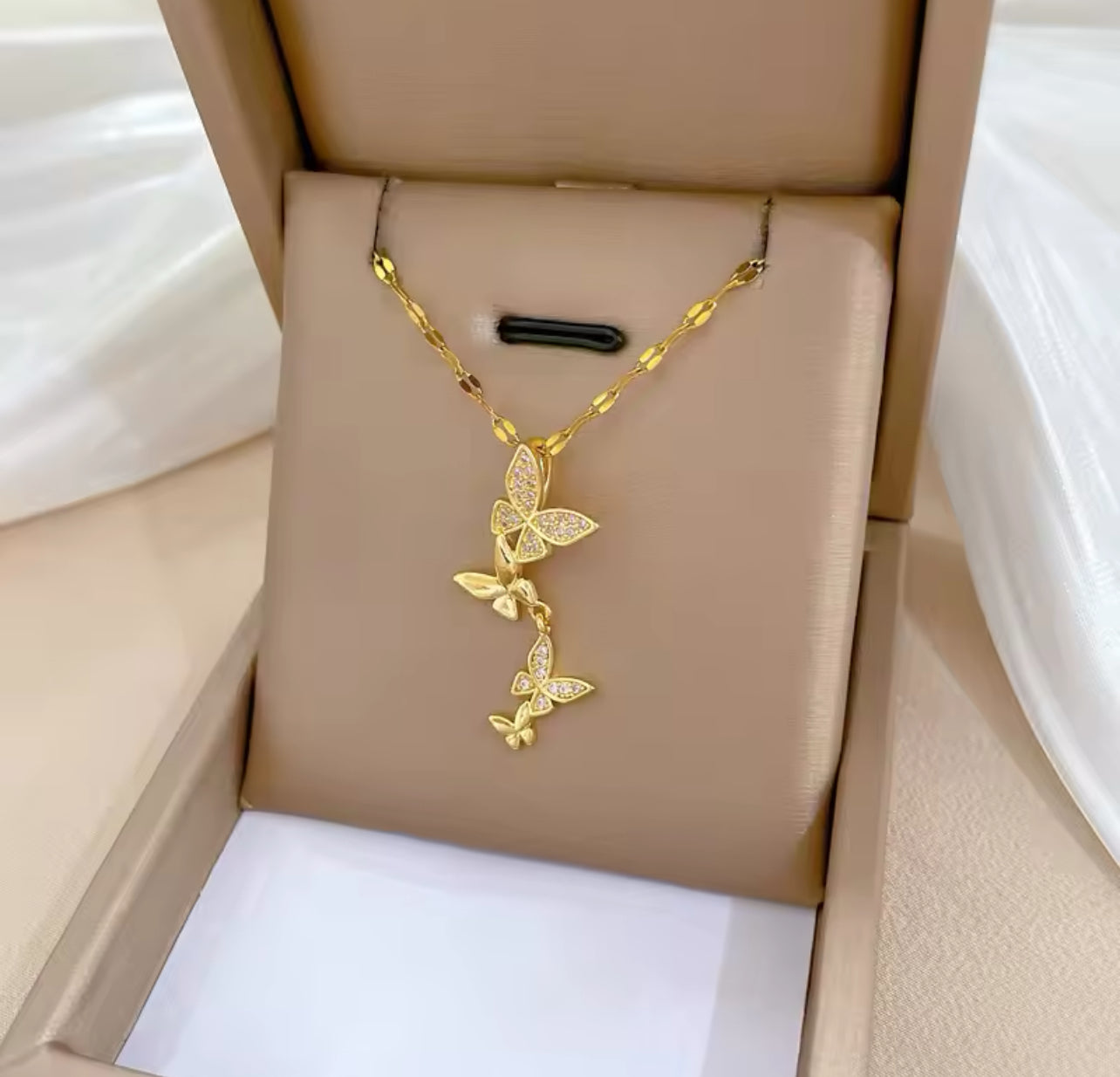 Collar dorado baño de oro 18k mariposa