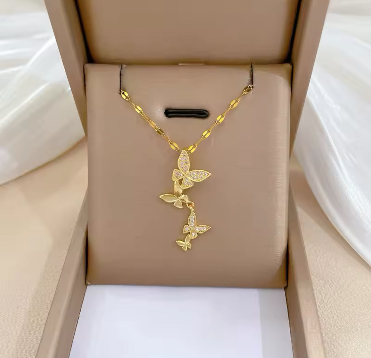 Collar dorado baño de oro 18k mariposa