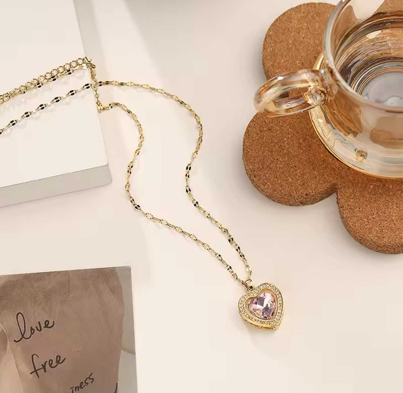 Collar con dije de corazón y piedra rosada en acero inoxidable Dorado
