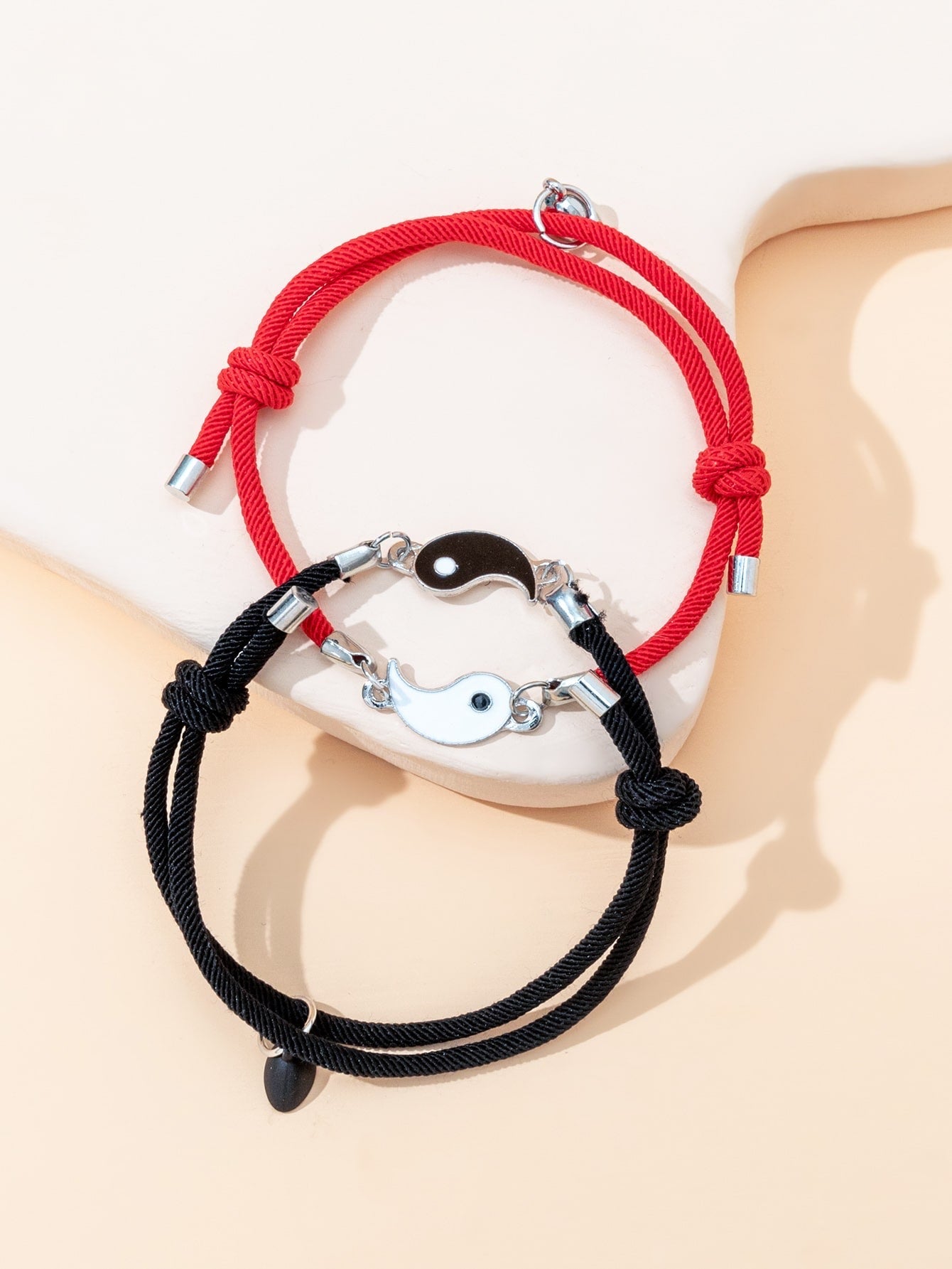 Pulsera Con diseño de Ying y Yang rojo y negro