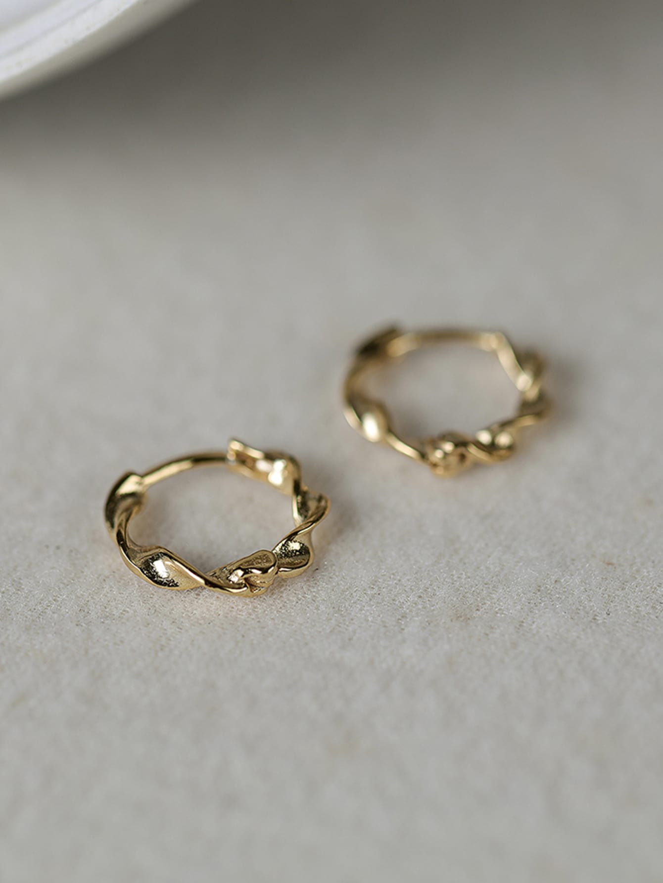 Pendientes de Plata con baño de oro de 14kl diseño de aro distorsionado
