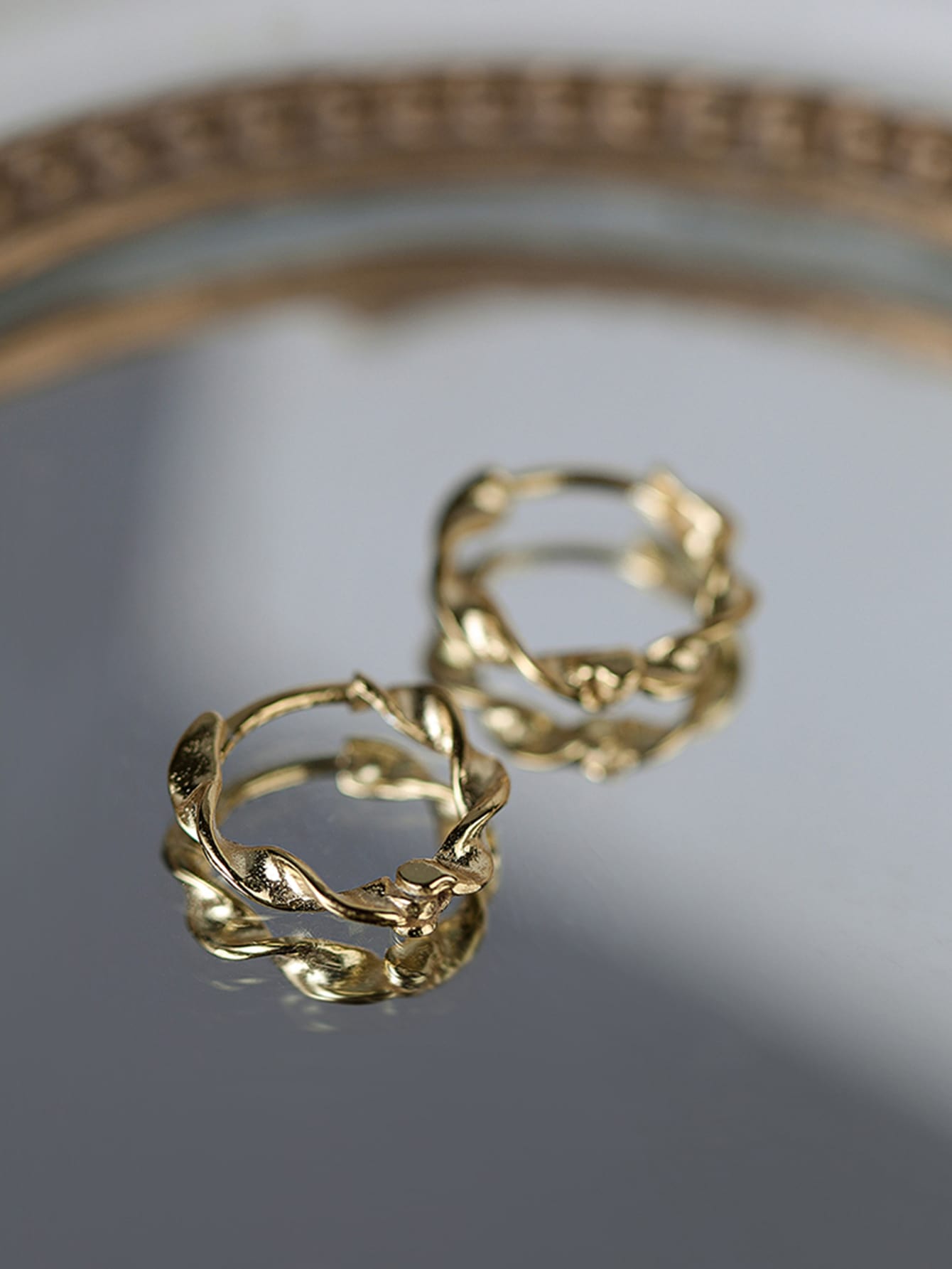 Pendientes de Plata con baño de oro de 14kl diseño de aro distorsionado