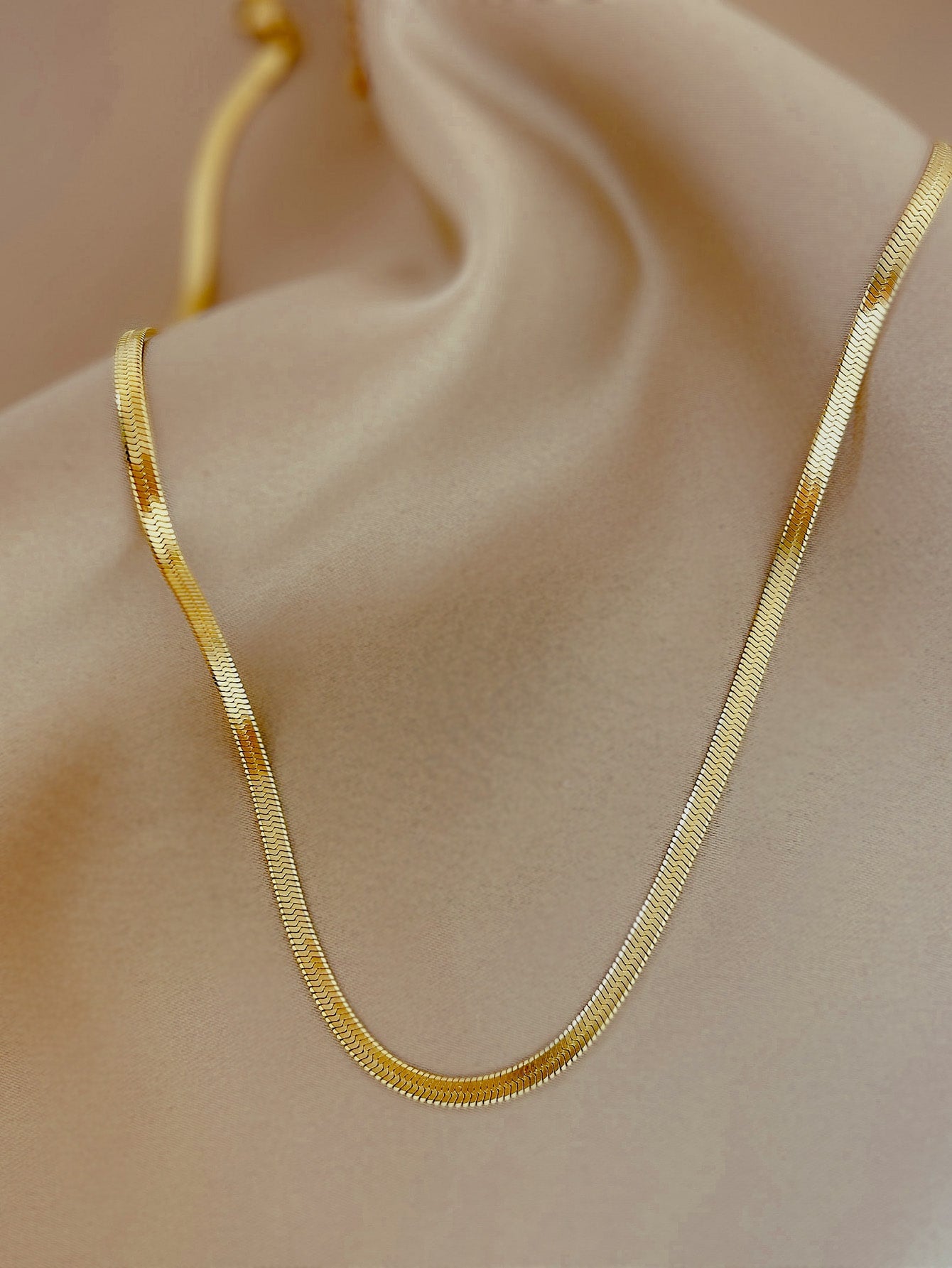 Collar Minimalista Ashley Dorado