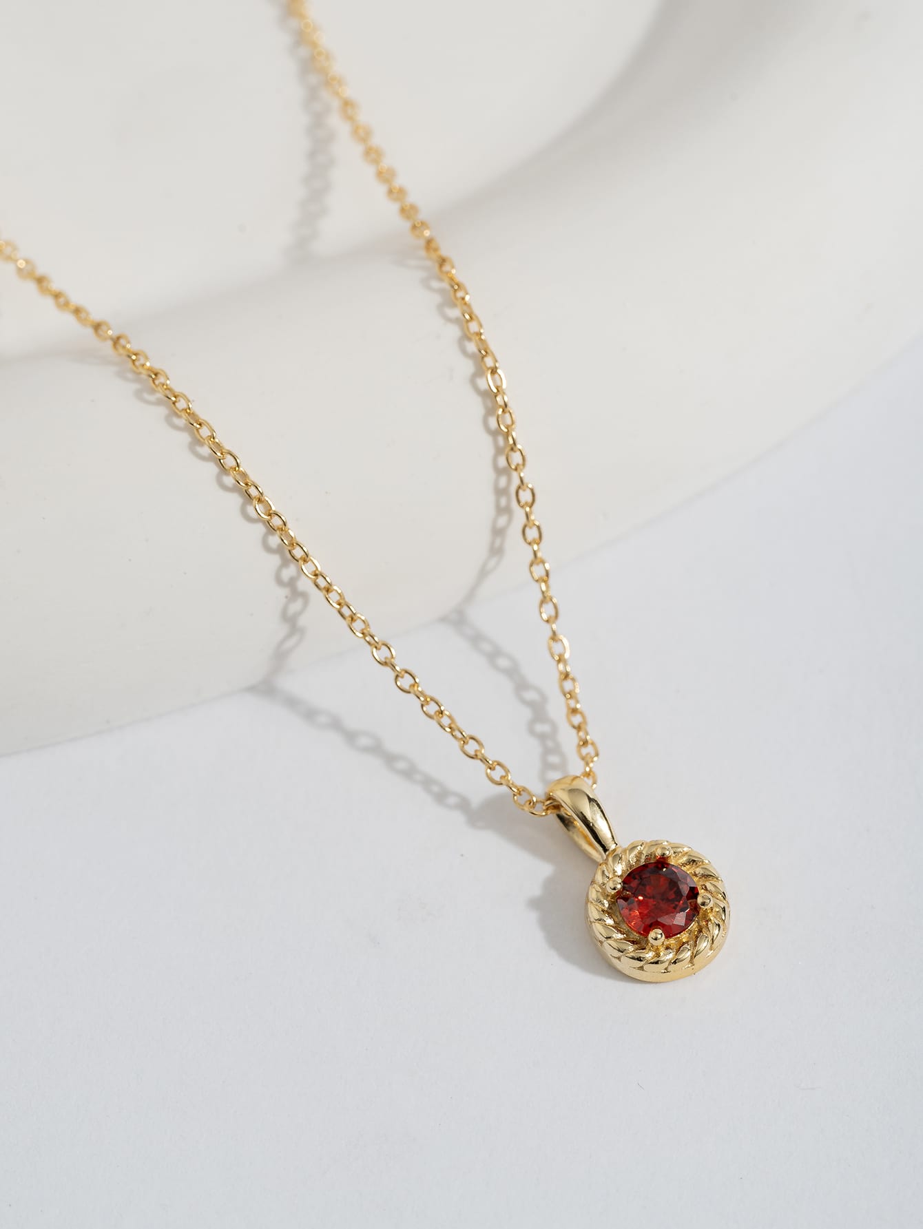Collar de Plata Alejandra con baño de Oro de 14kl con dije Rojo Rubi