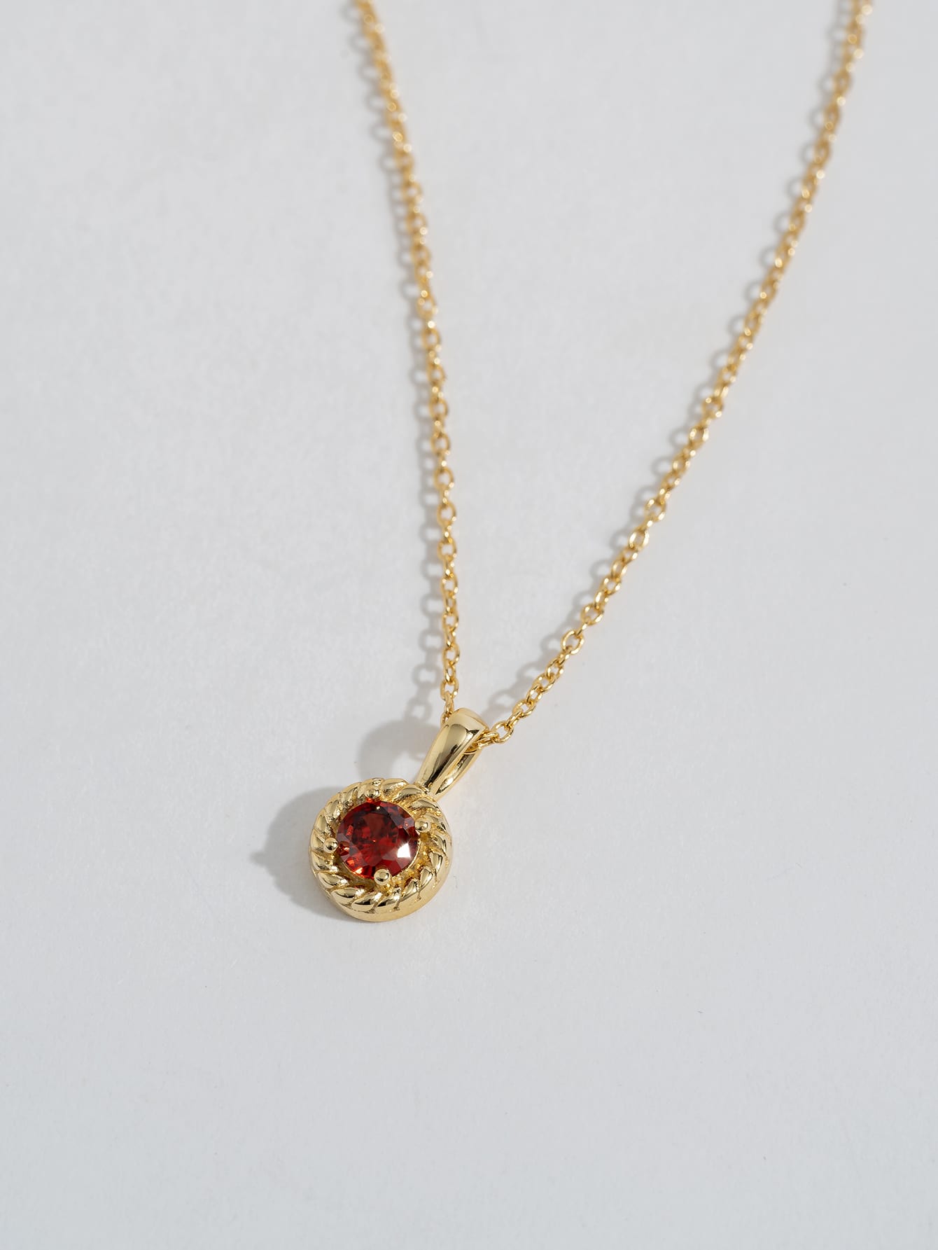 Collar de Plata Alejandra con baño de Oro de 14kl con dije Rojo Rubi