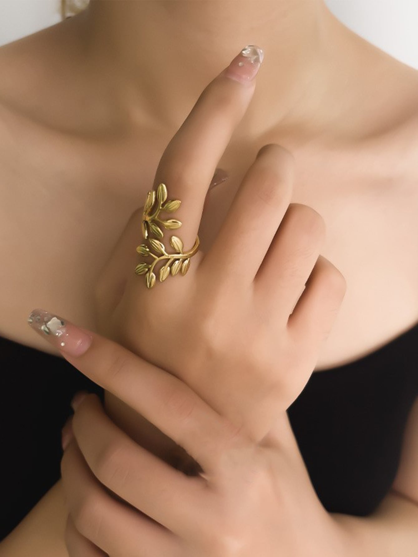 Anillo con diseño de hojas en Acero Inoxidable Dorado