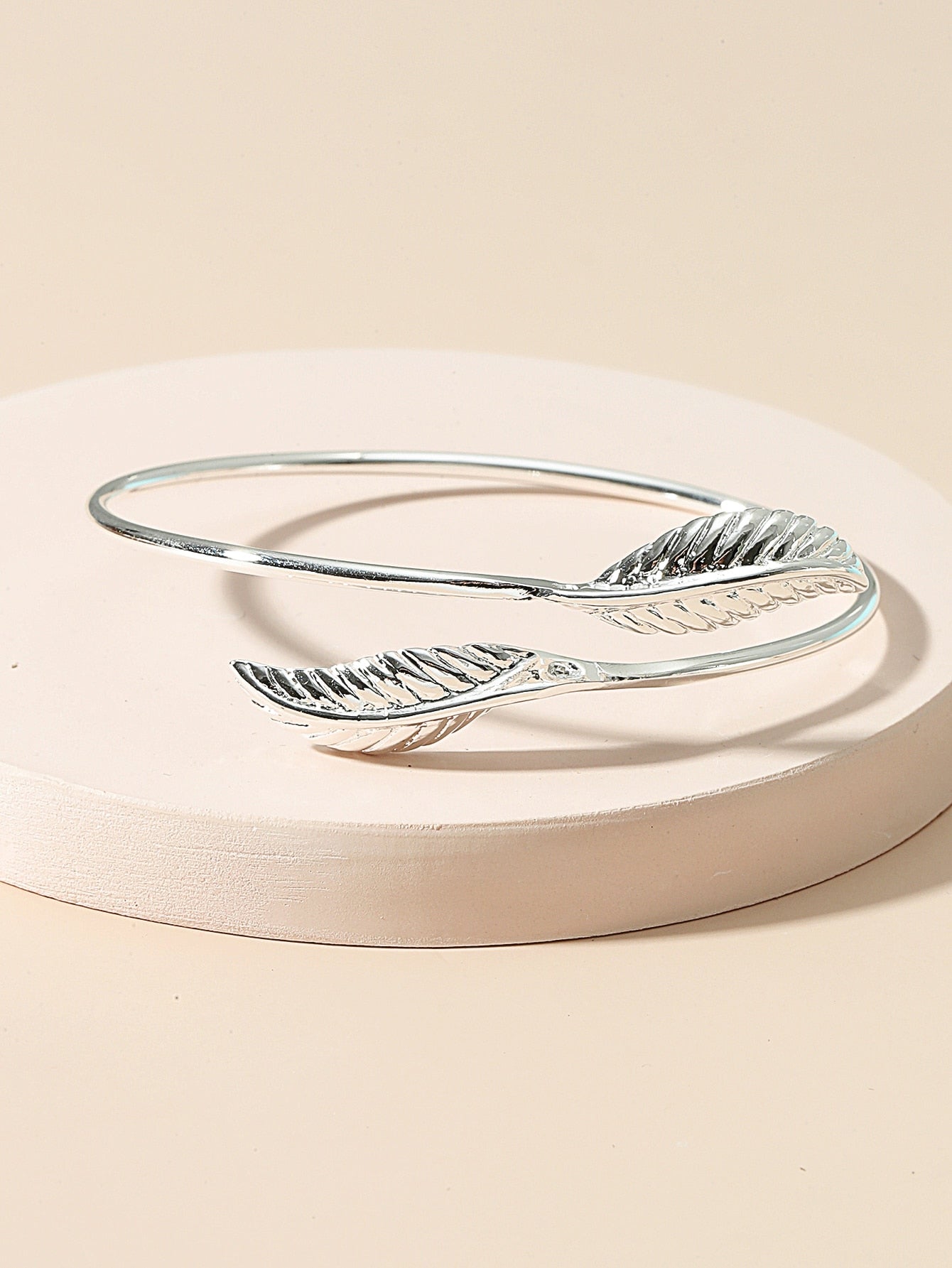 Brazalete con diseño de Hojas en Acero Inoxidable Plateado