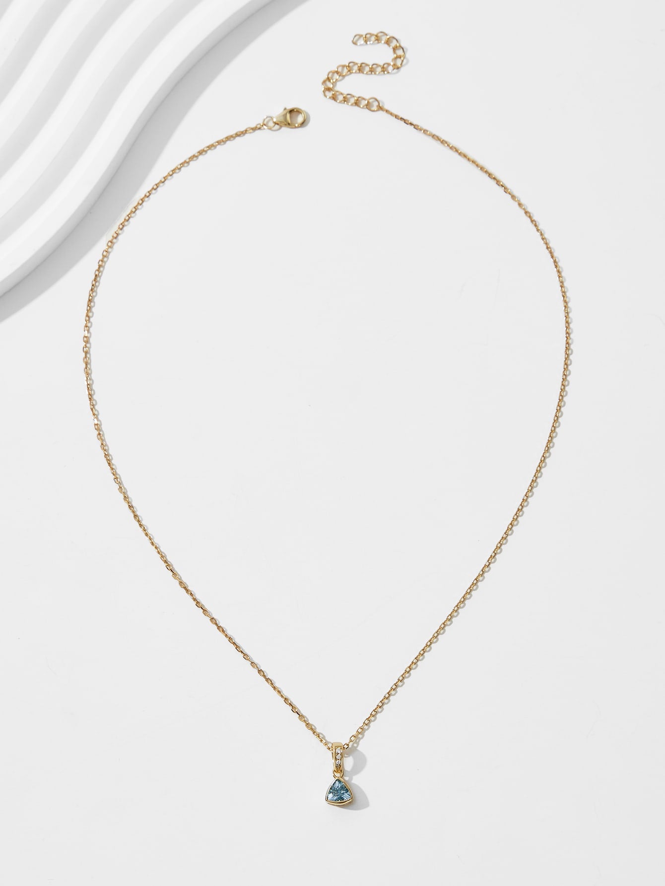 Collar de Plata con baño de Oro de 14kl con dije rojo Rubi
