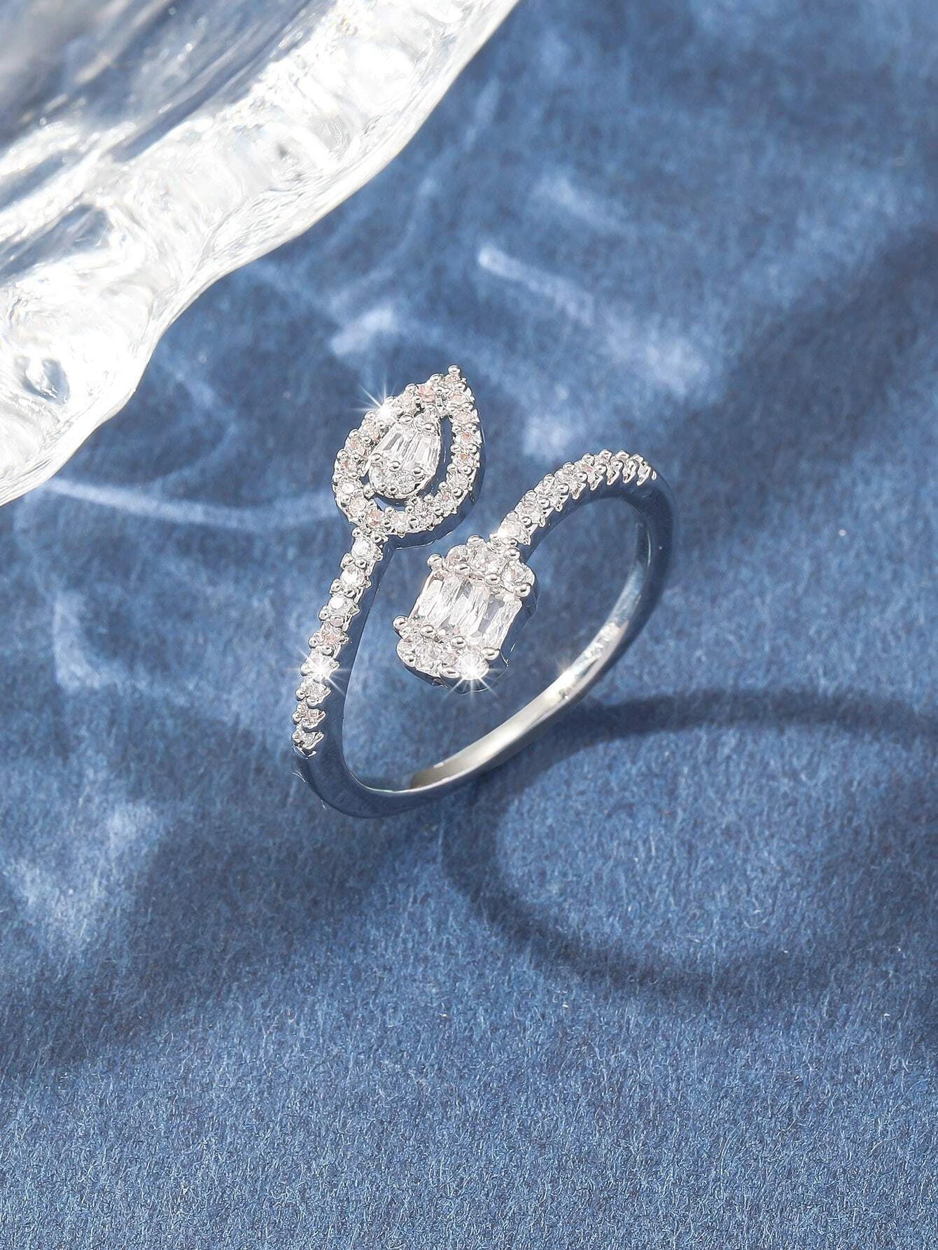 Anillo plateado con circonio ajustable