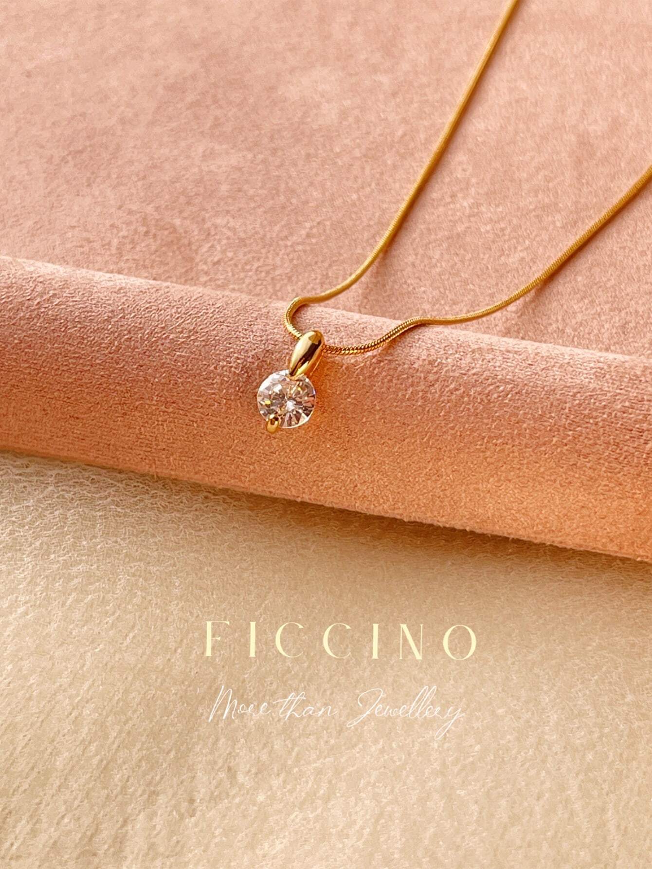 Collar Ficcino con piedra de circonio en titanio y baño de oro 18k