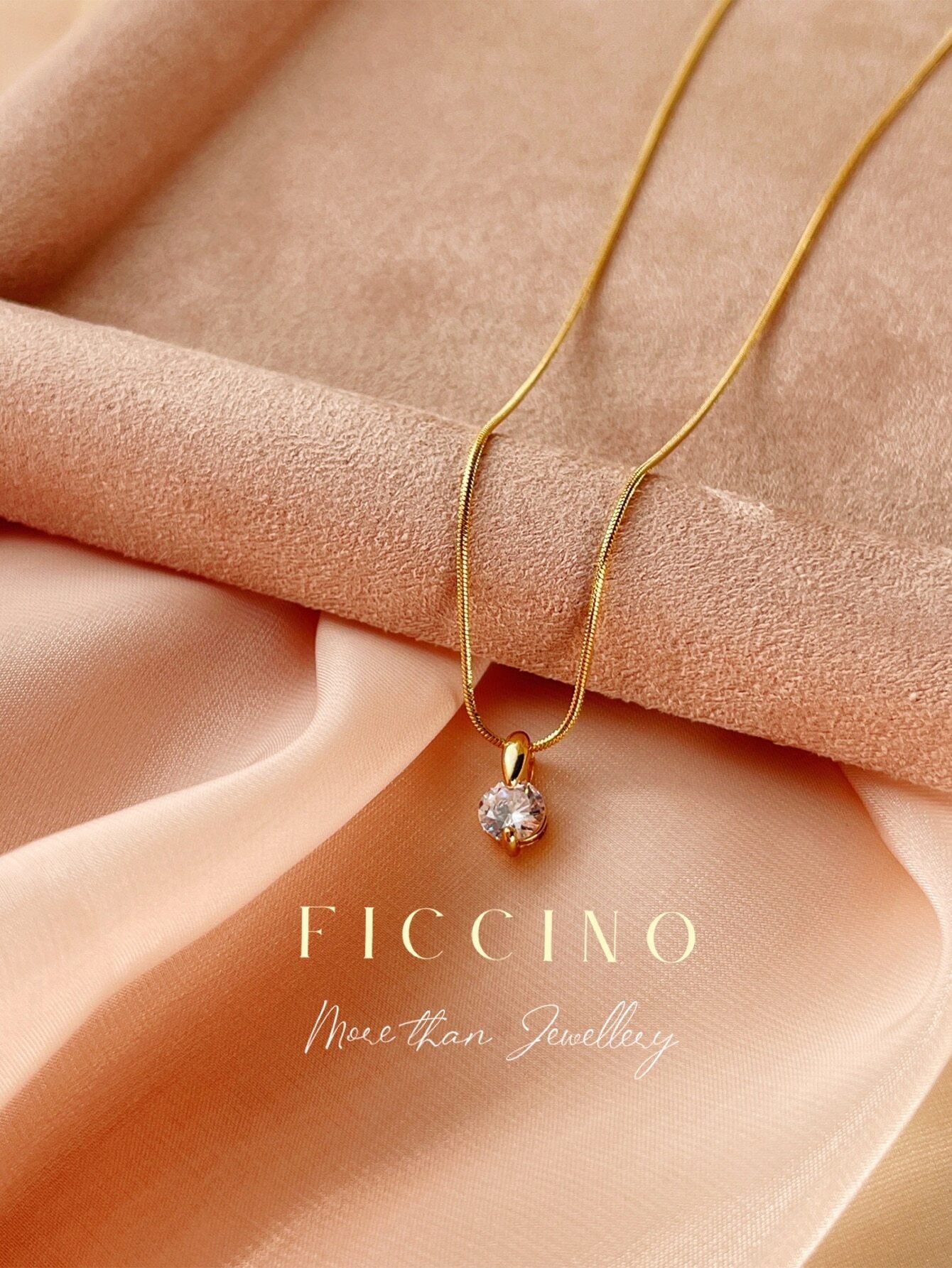 Collar Ficcino con piedra de circonio en titanio y baño de oro 18k