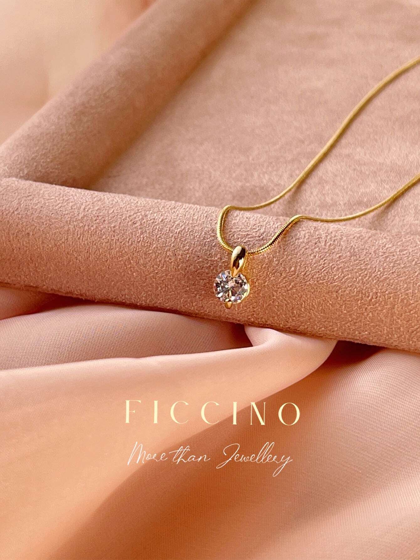 Collar Ficcino con piedra de circonio en titanio y baño de oro 18k