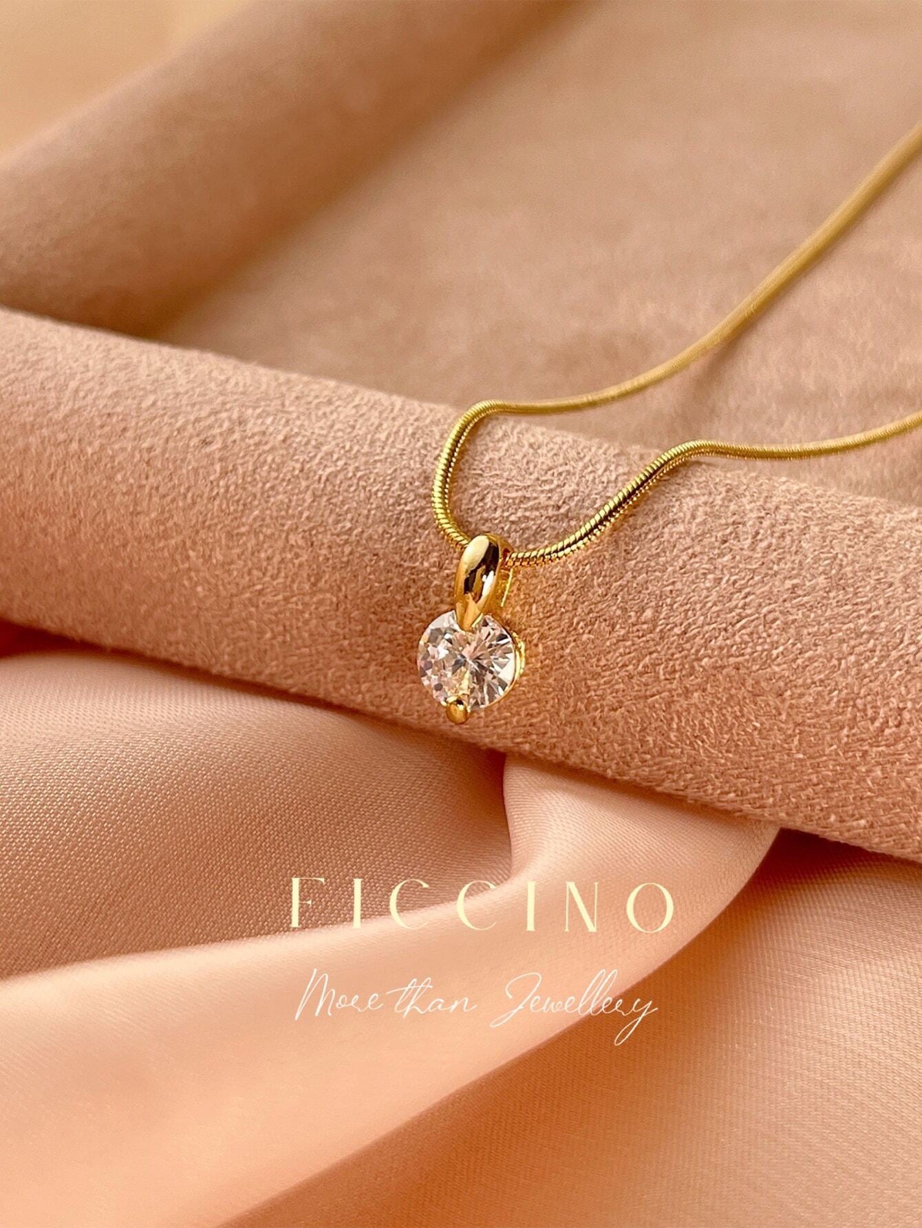 Collar Ficcino con piedra de circonio en titanio y baño de oro 18k