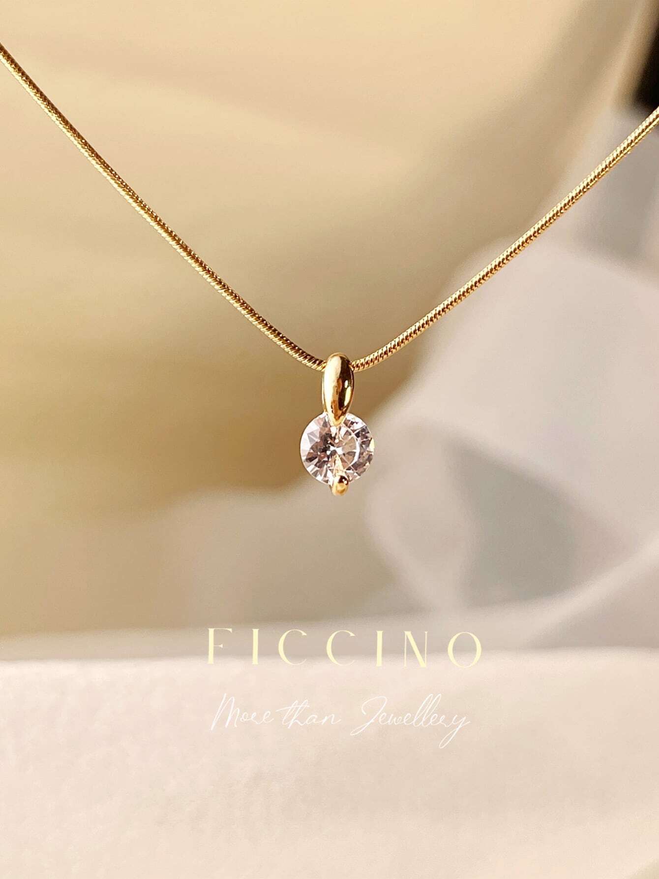 Collar Ficcino con piedra de circonio en titanio y baño de oro 18k