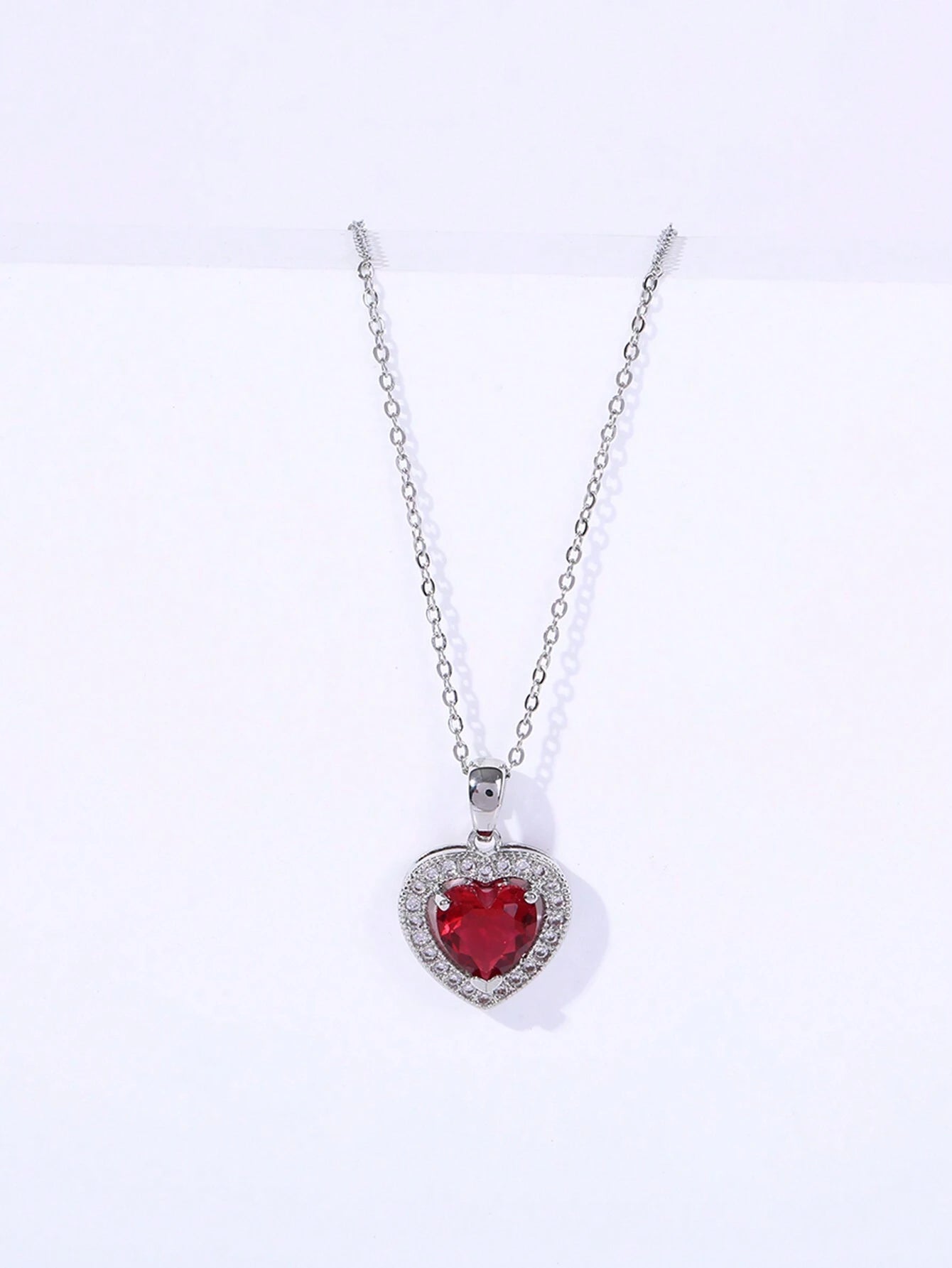 Collar con dije de corazón y piedra roja en acero inoxidable