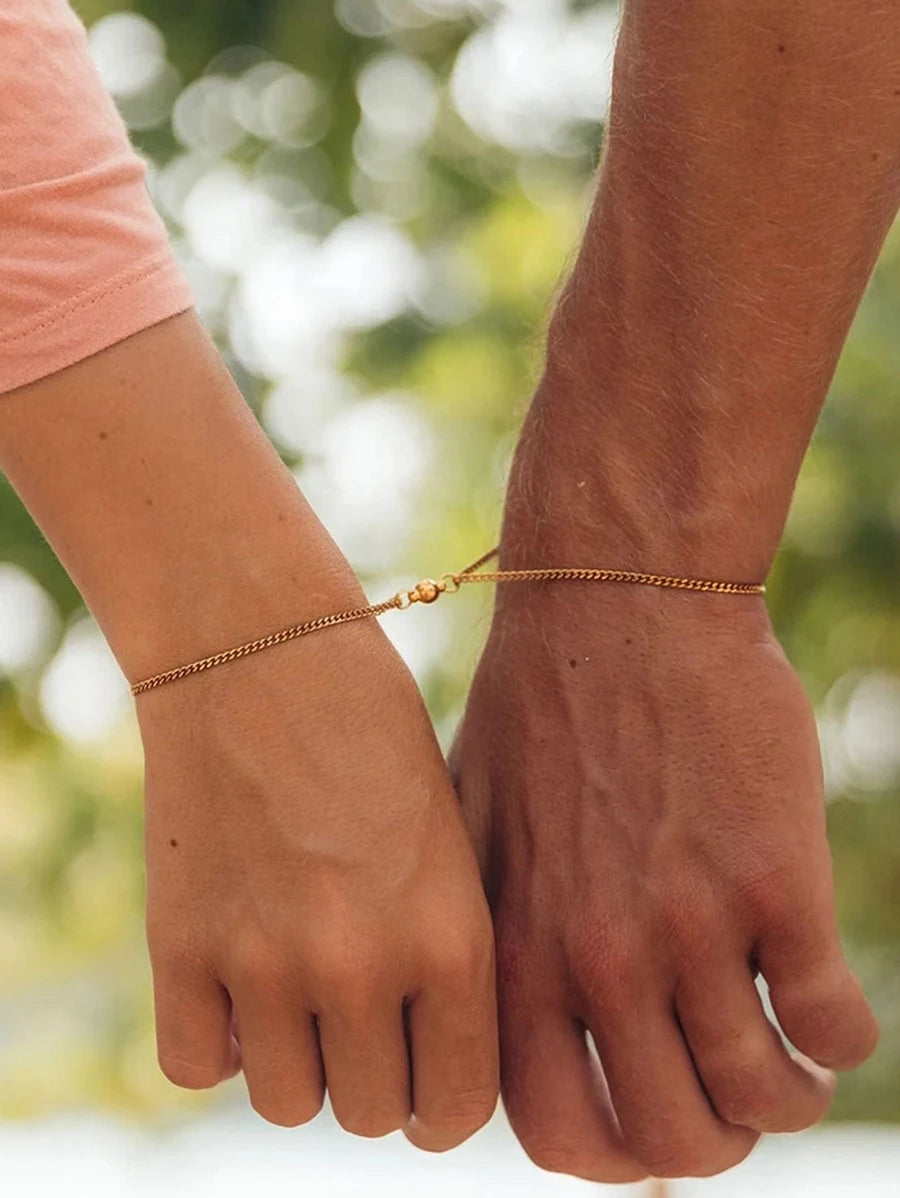 Pulsera minimalista para parejas magnético dorado