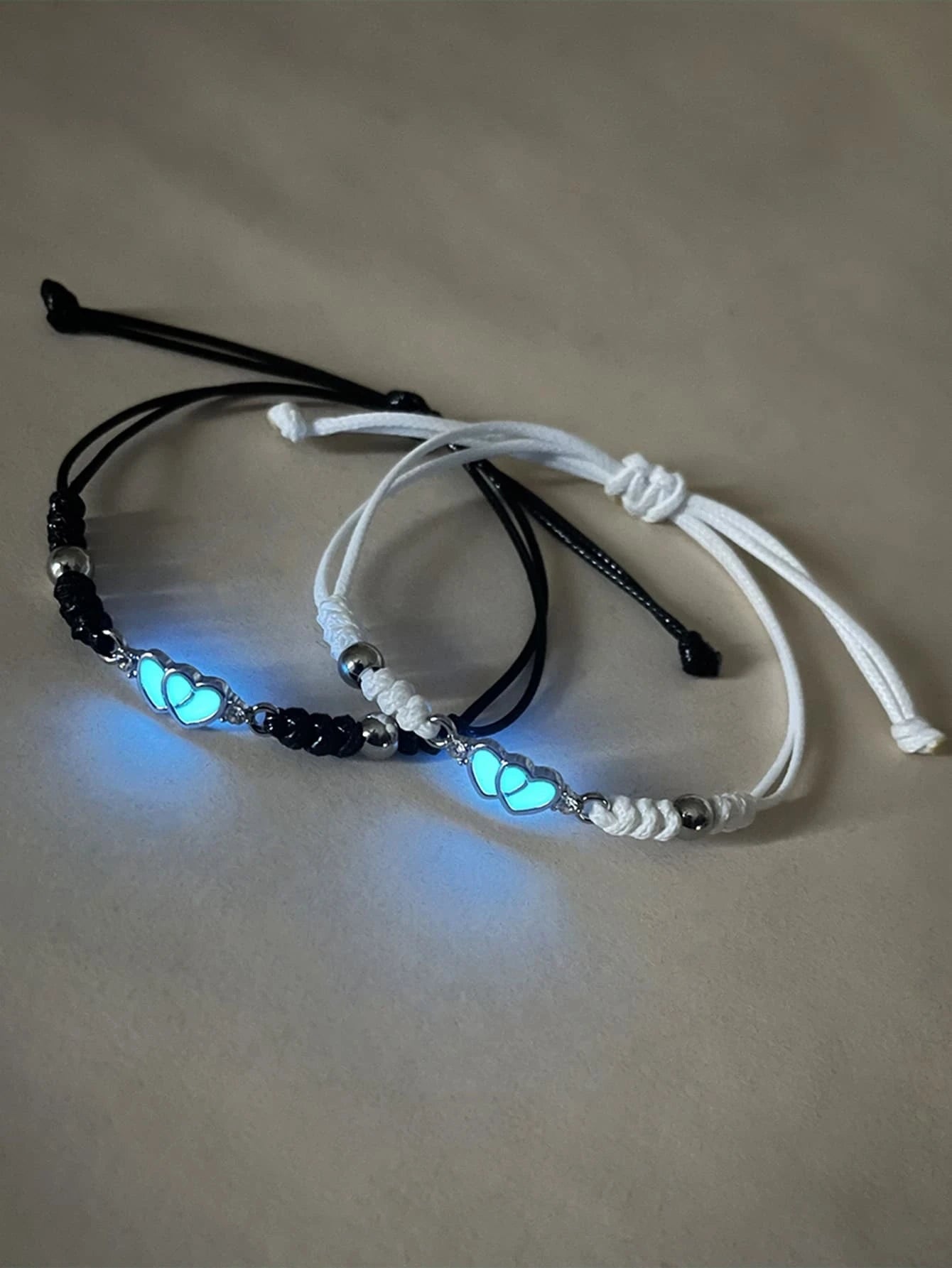 Pulsera para parejas brillante en oscuro con adorno de corazón 2 piezas