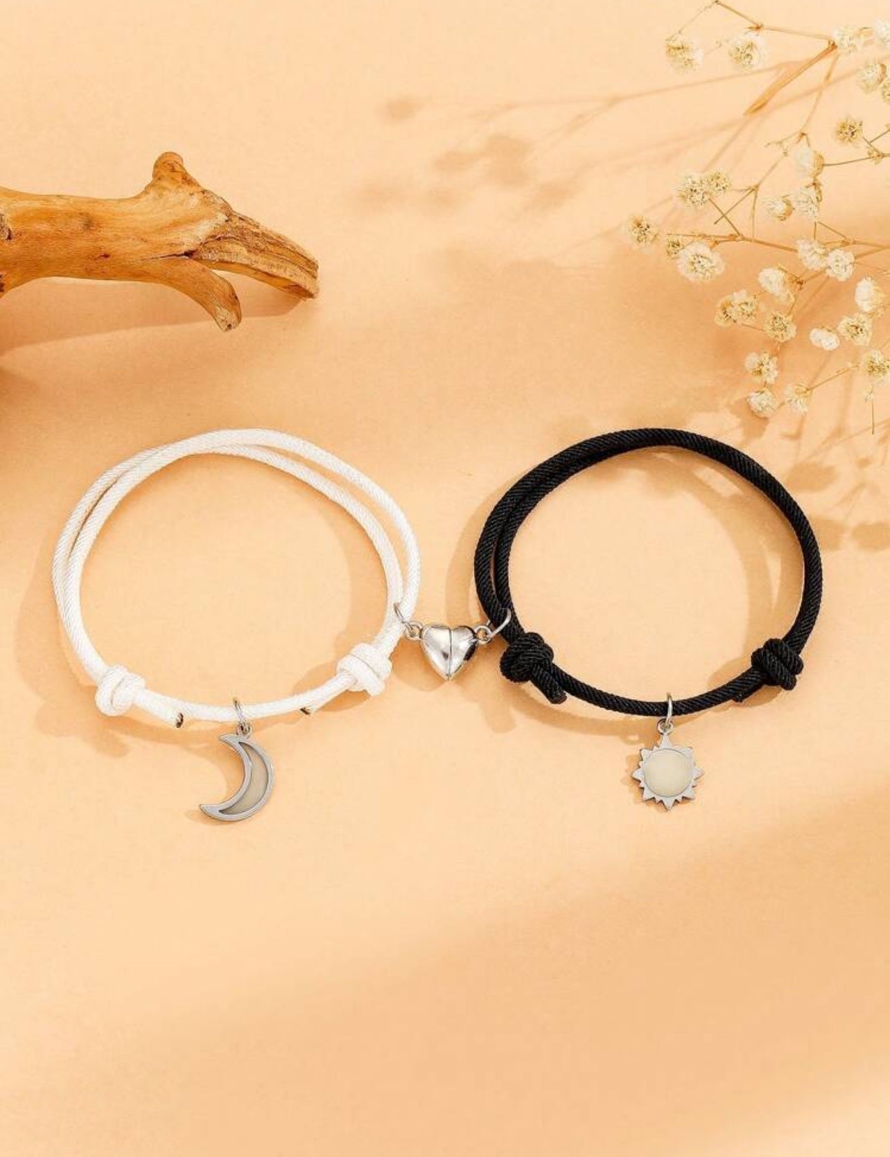 Pulsera para parejas con detalle de corazón magnético sol y luna