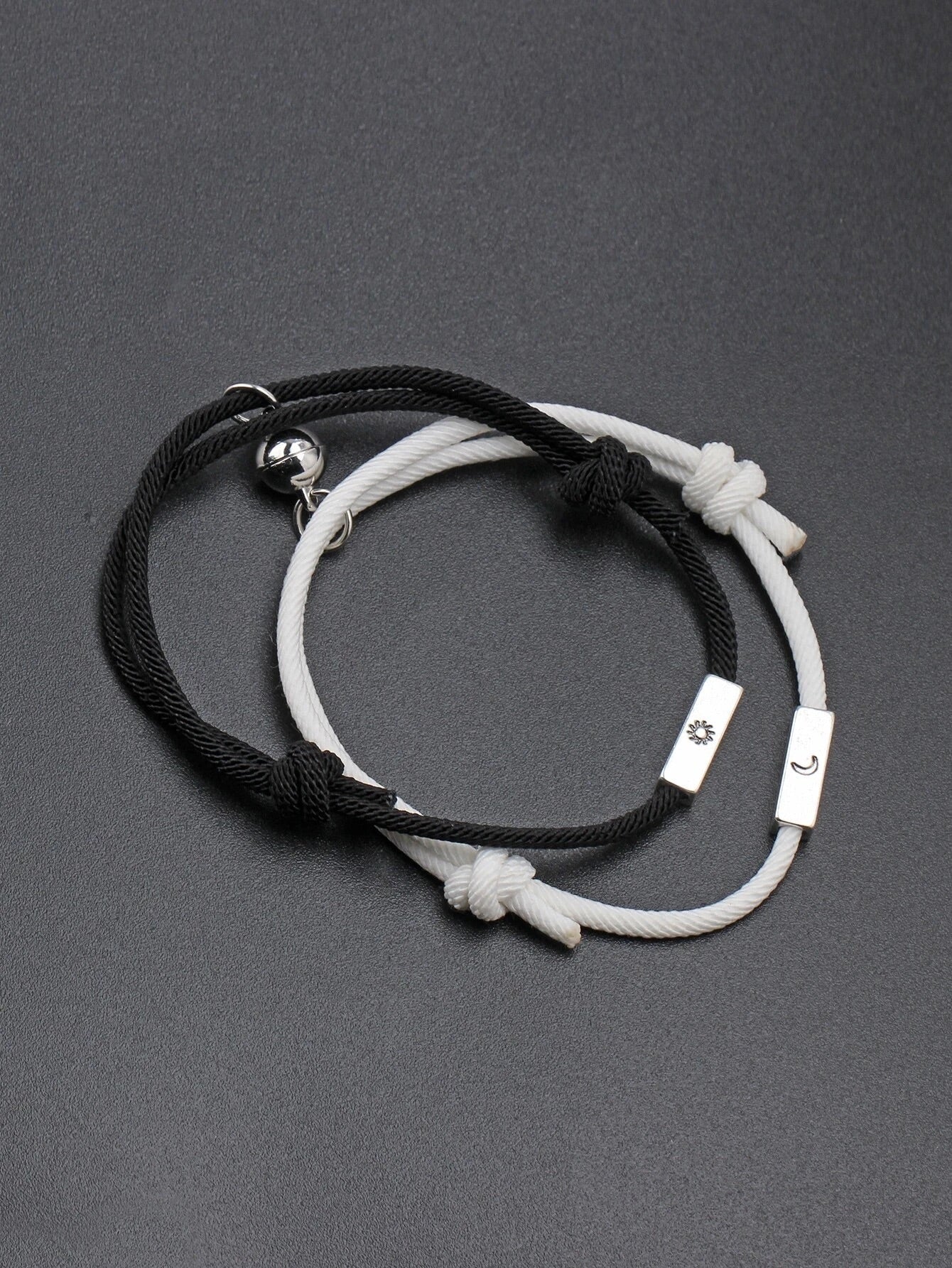 Pulsera para parejas con detalle de luna y sol en color negra y blanca 2 piezas