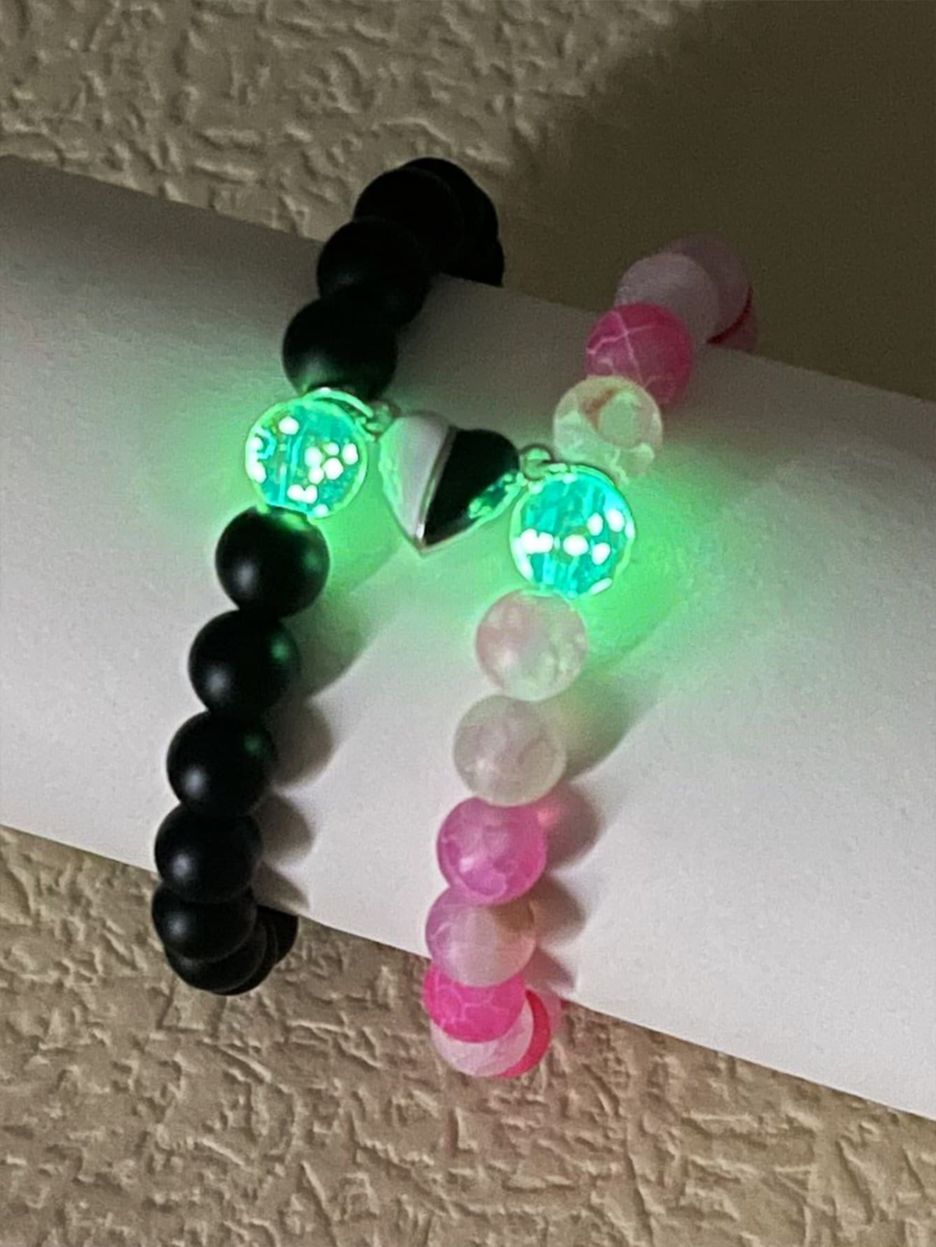 Pulsera para parejas con cuenta pareja brillante en oscuro con accesorio de corazón 2 piezas