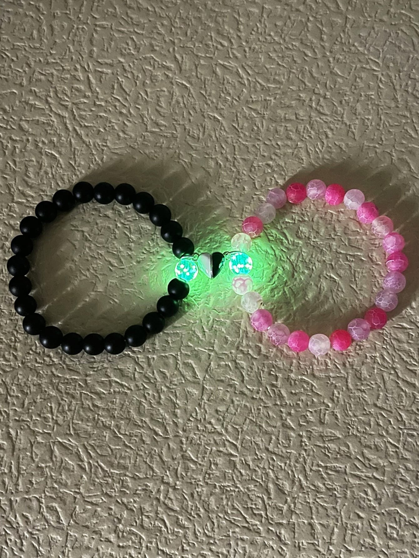 Pulsera para parejas con cuenta pareja brillante en oscuro con accesorio de corazón 2 piezas